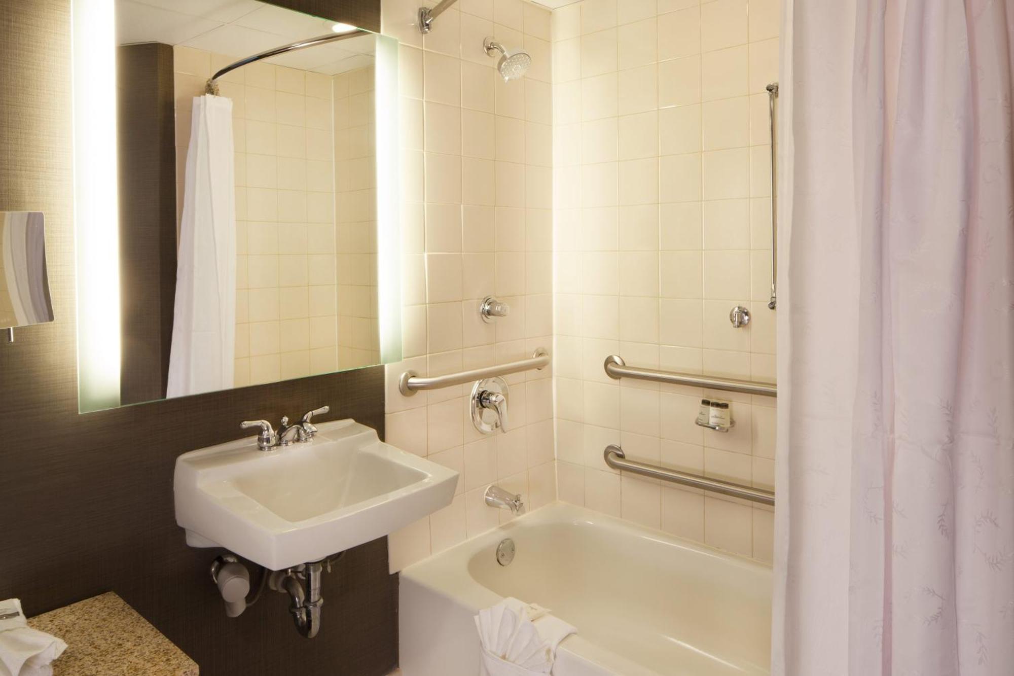 King Room with Adapted Tub - Mobility Accessible