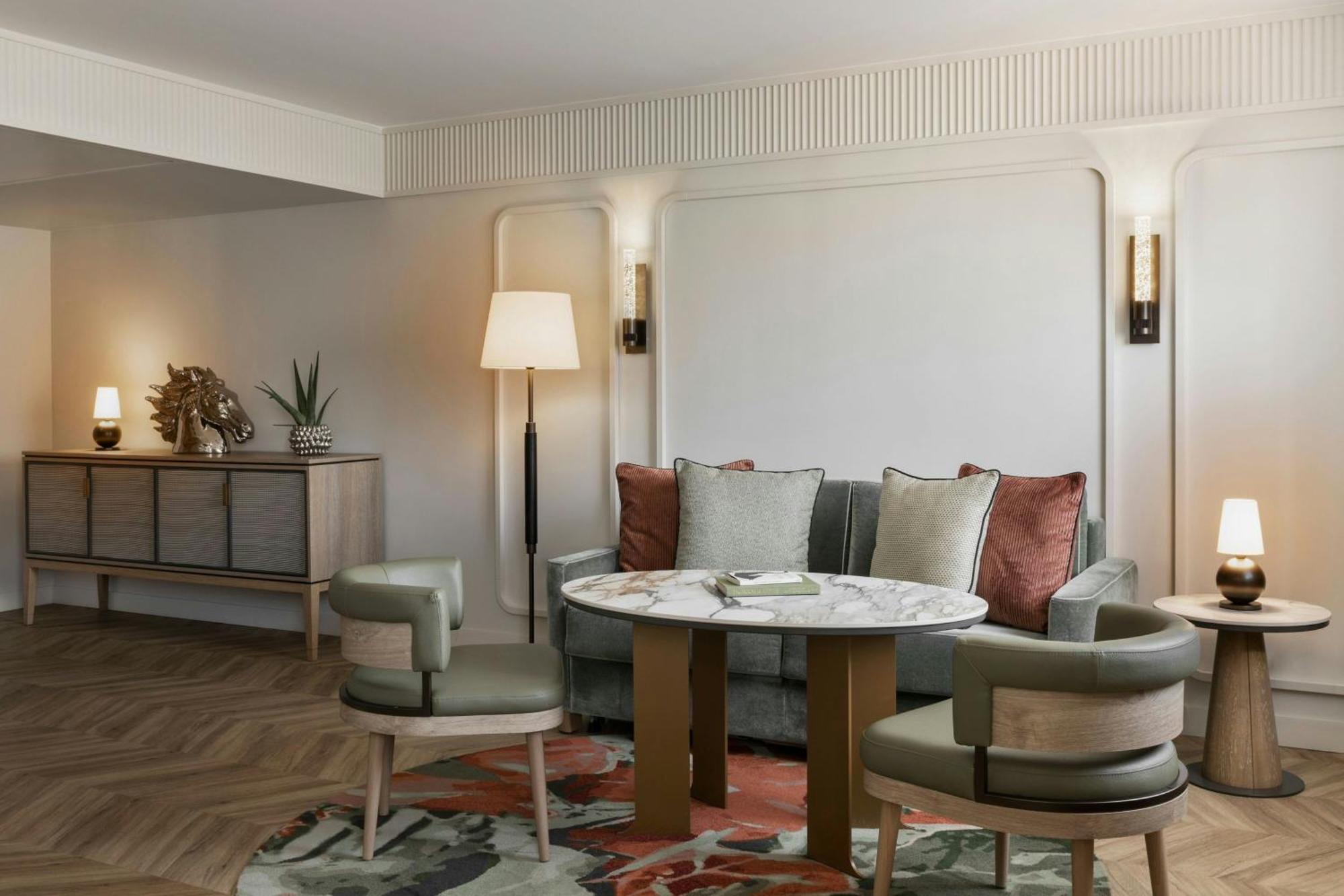 Empress Suite mit Blick auf die Kirche und Kingsize-Bett