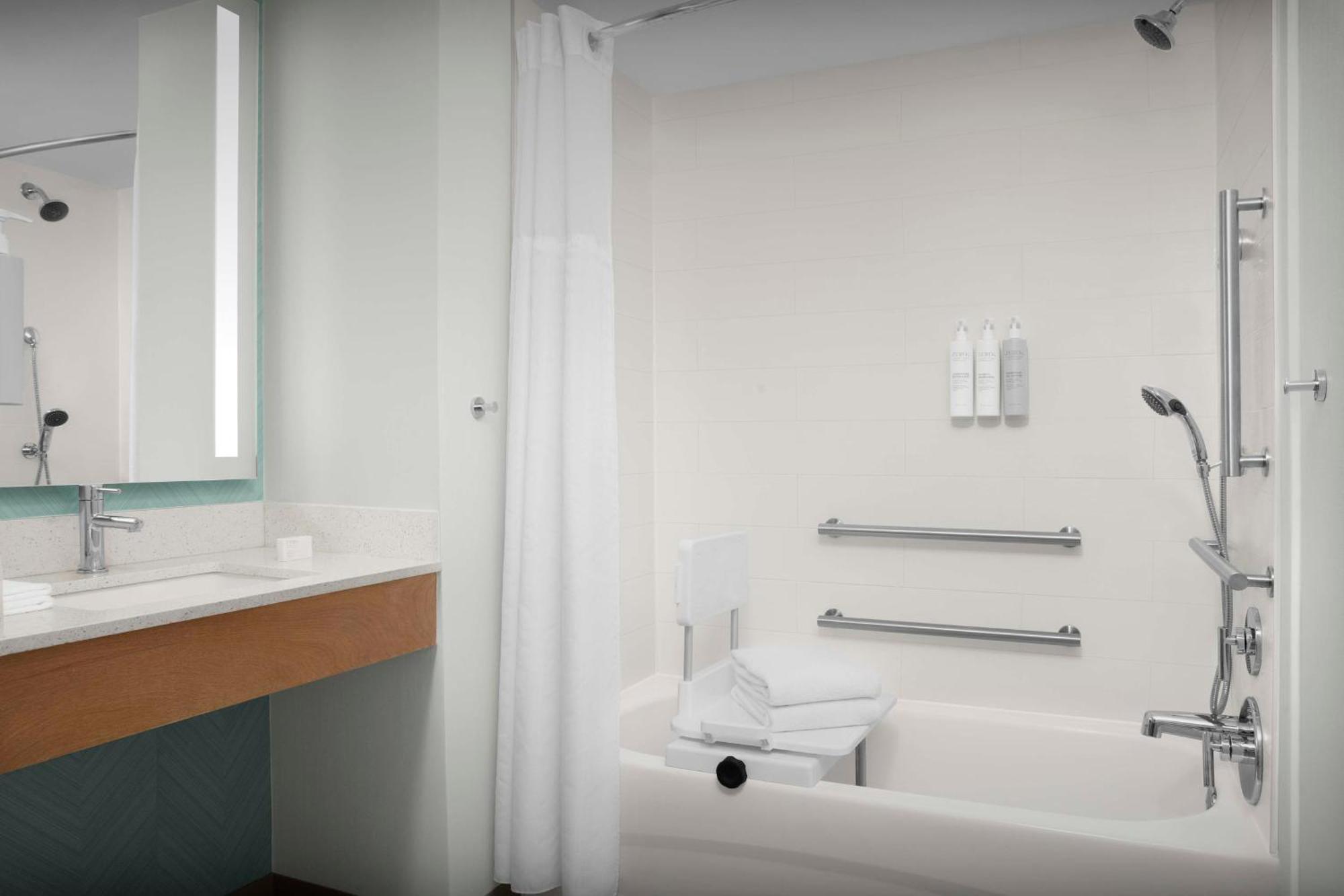 King Room Accessible Tub Mobility Access,1643148561:JPEG