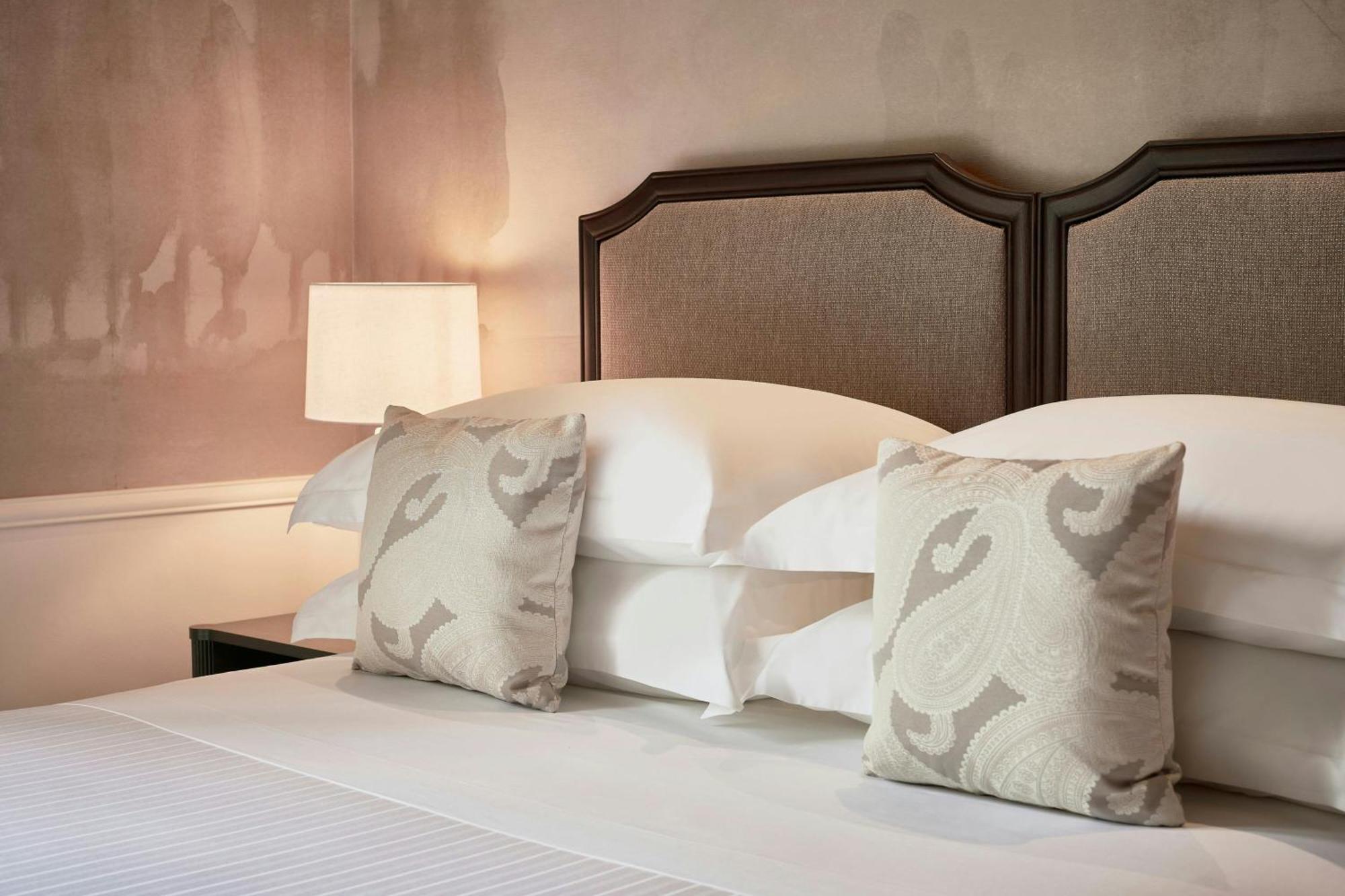 Classic Zimmer mit Queensize-Bett und Gartenblick