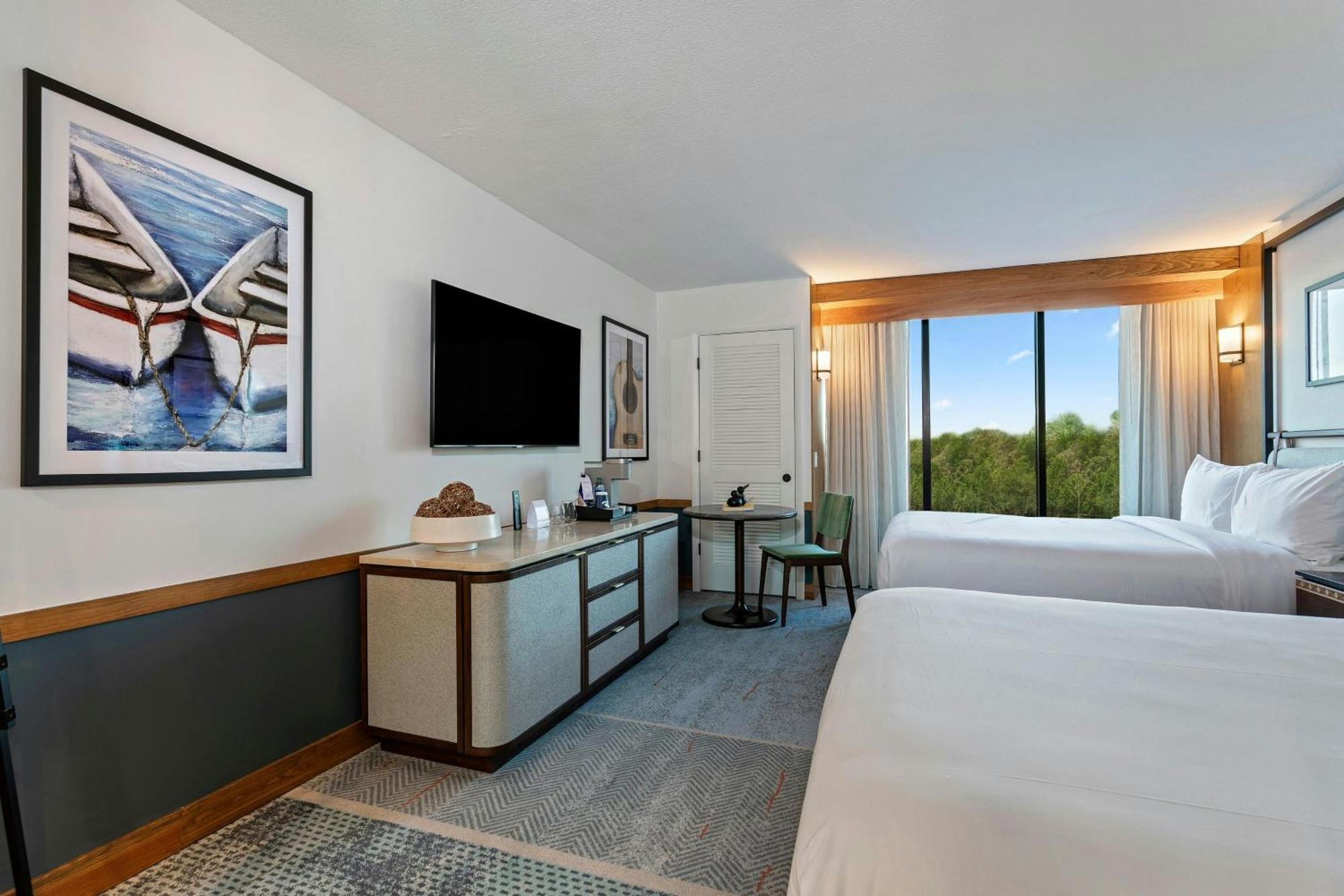 Queen Room Two Queen Beds Lake View