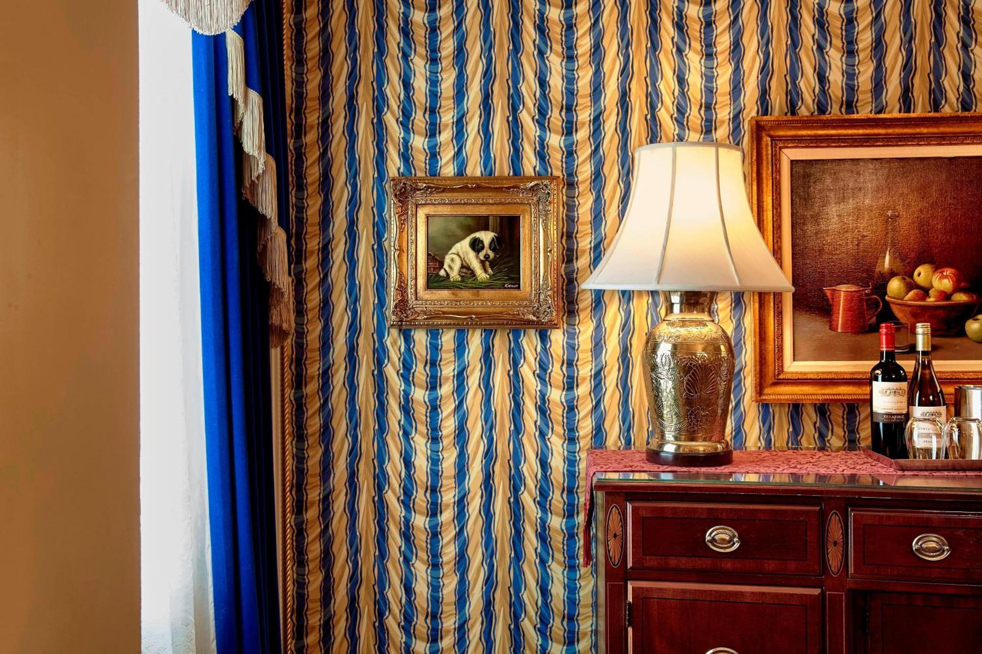 Royal Suite 1 Bedroom Larger Suite 1 King Corner room