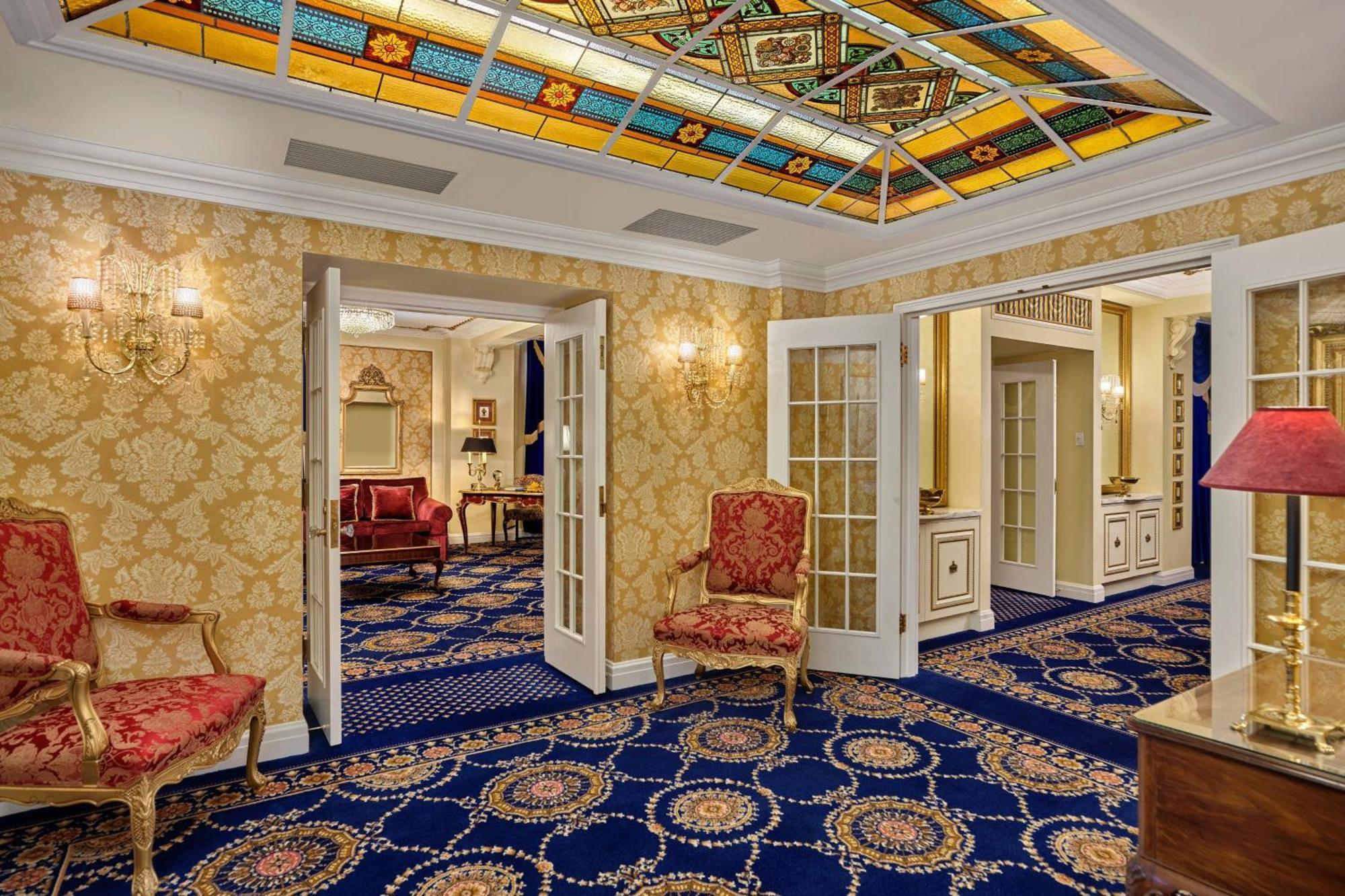 Royal Suite 1 Bedroom Larger Suite 1 King Corner room