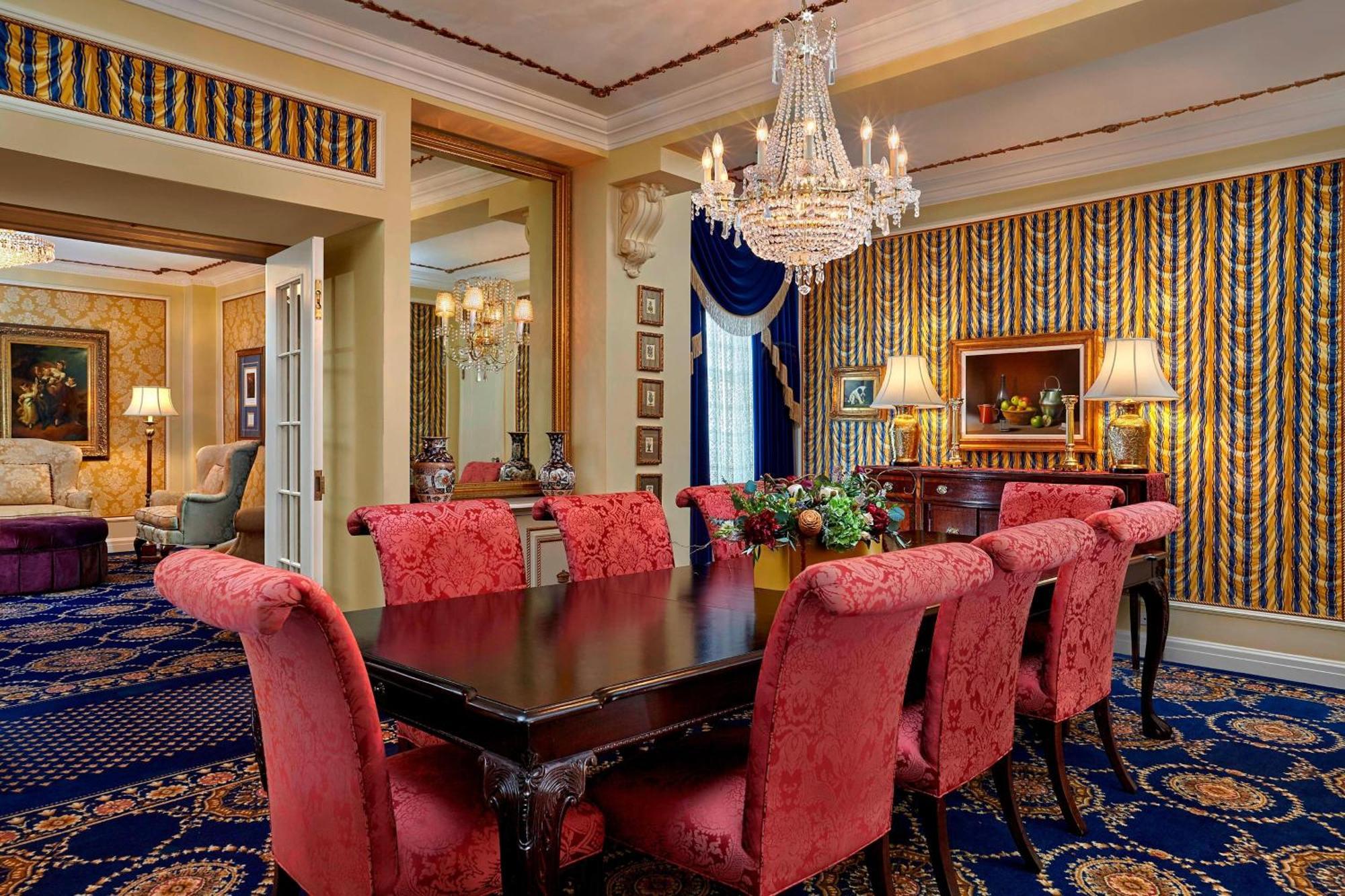 Royal Suite 1 Bedroom Larger Suite 1 King Corner room