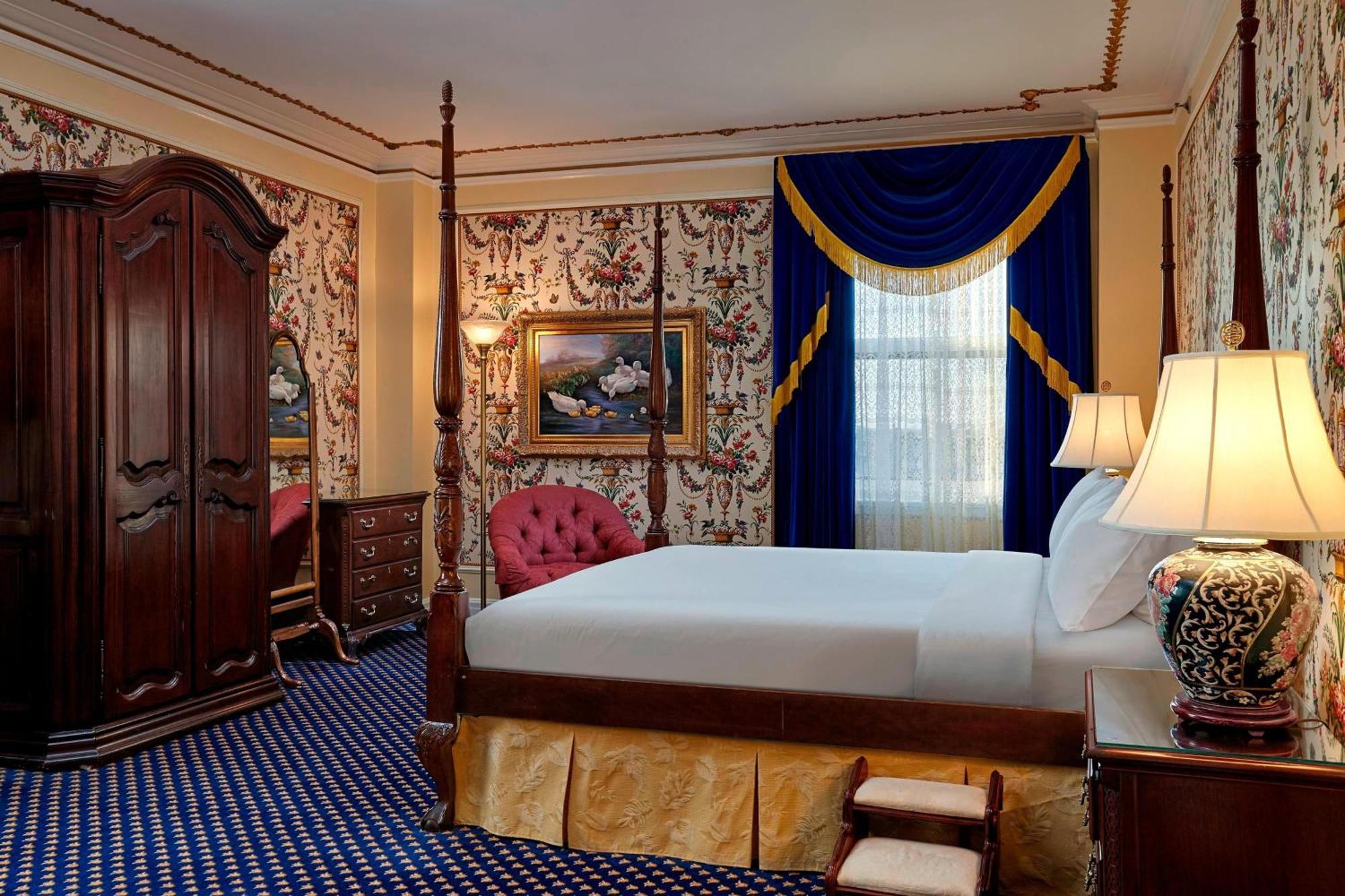 Royal Suite 1 Bedroom Larger Suite 1 King Corner room