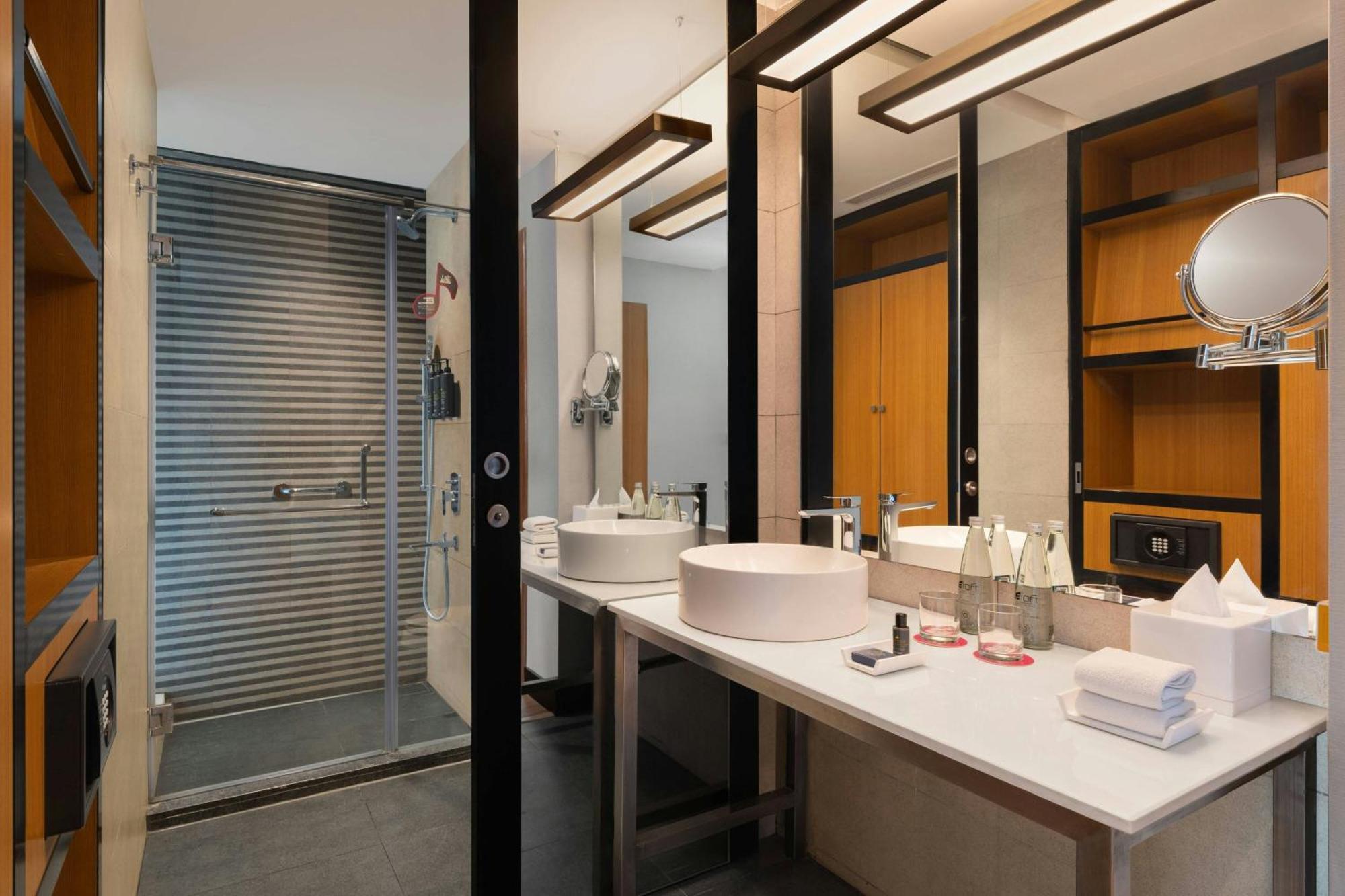 Guest room 2 Twin or Single Beds City view