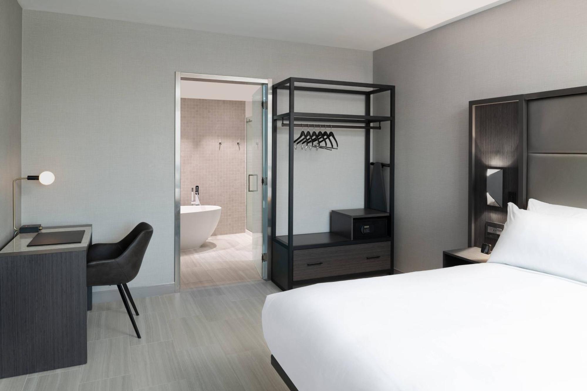 One-Bedroom King Suite