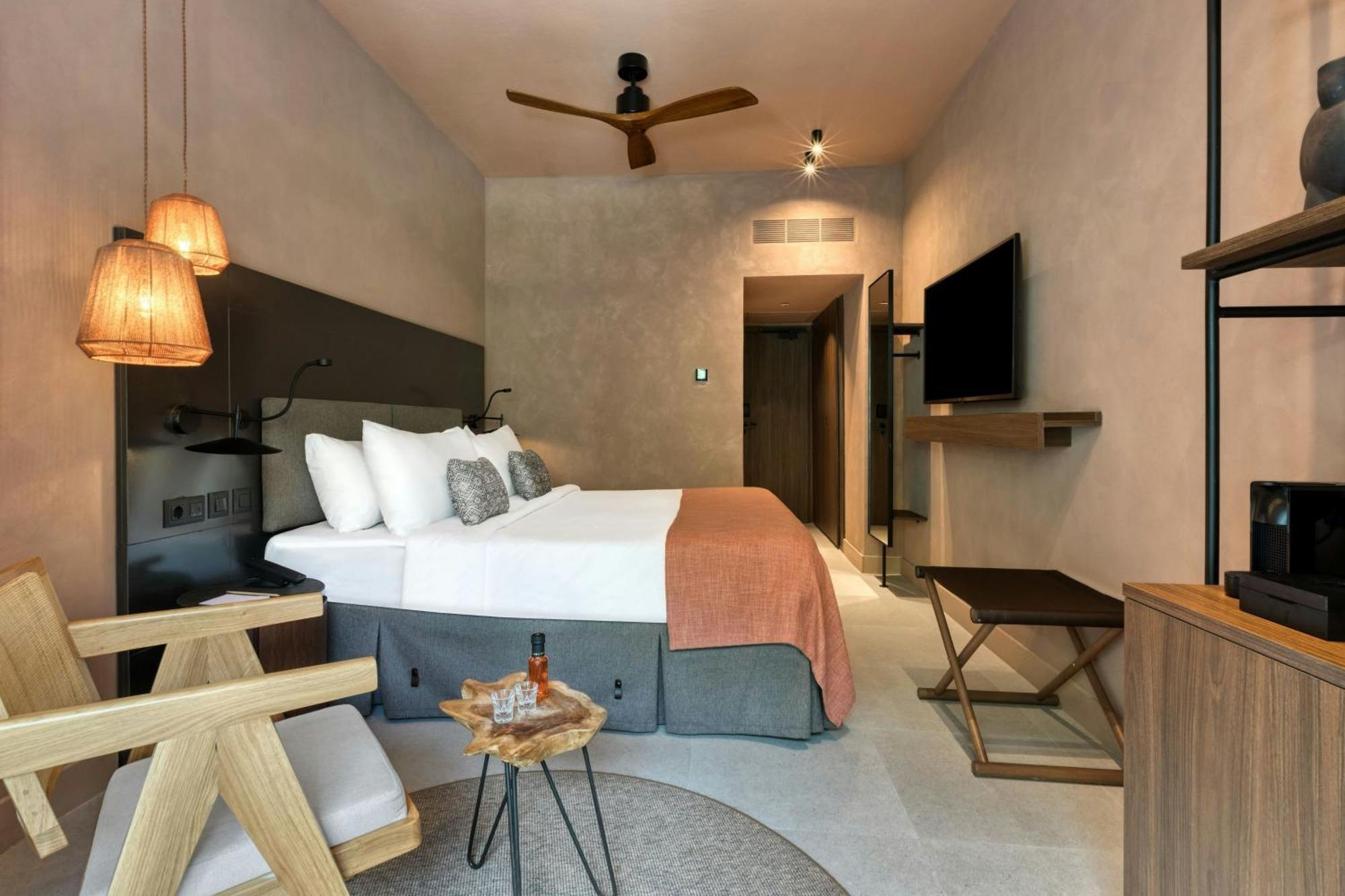Tropical Retreat Guest room 1 King Mountain view Balcony