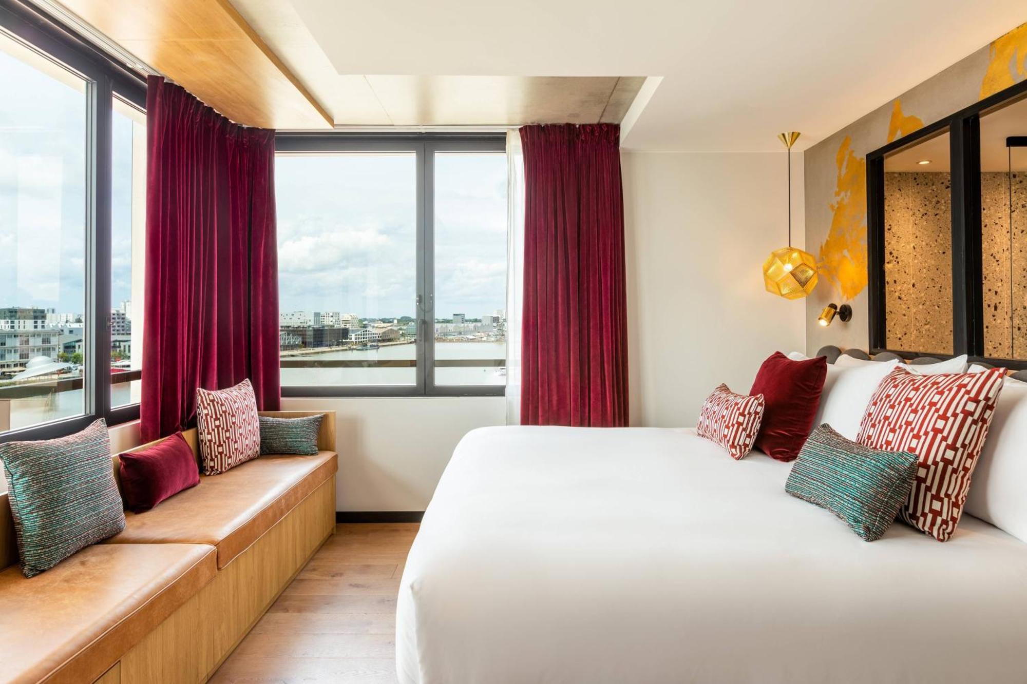 La Galerie Room Larger Room Queen Bed City View