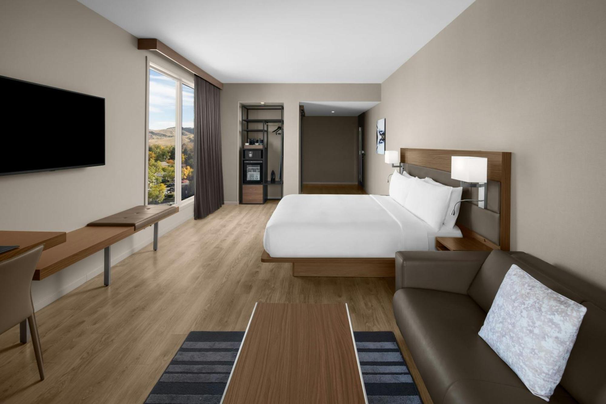 King Room with Mountain View - Mobility Access/Roll-In Shower