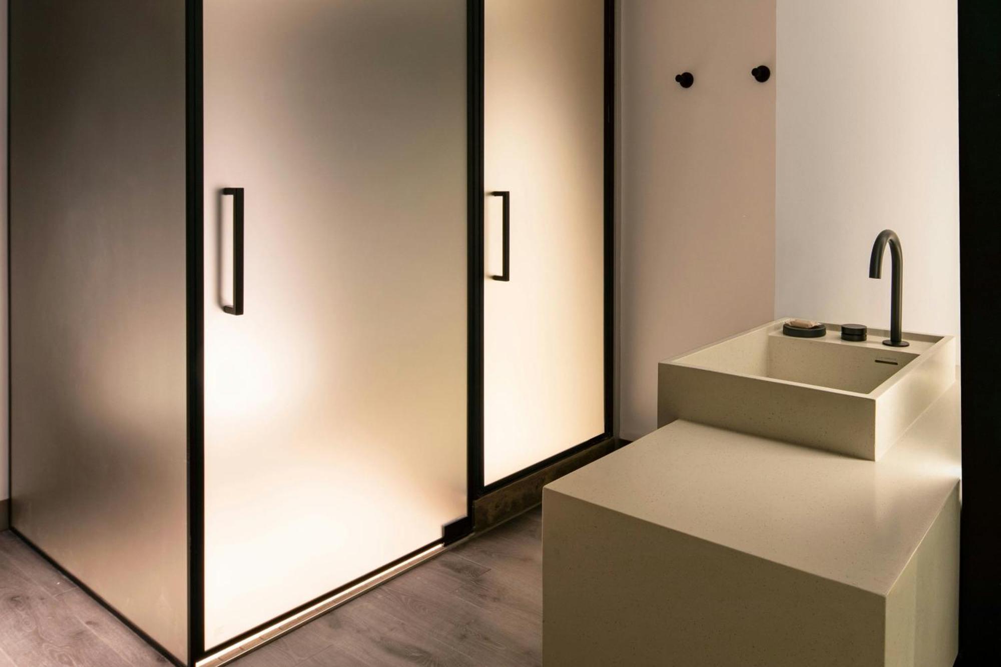 Queen Room with City View and Roll-In Shower - Mobility Accessible