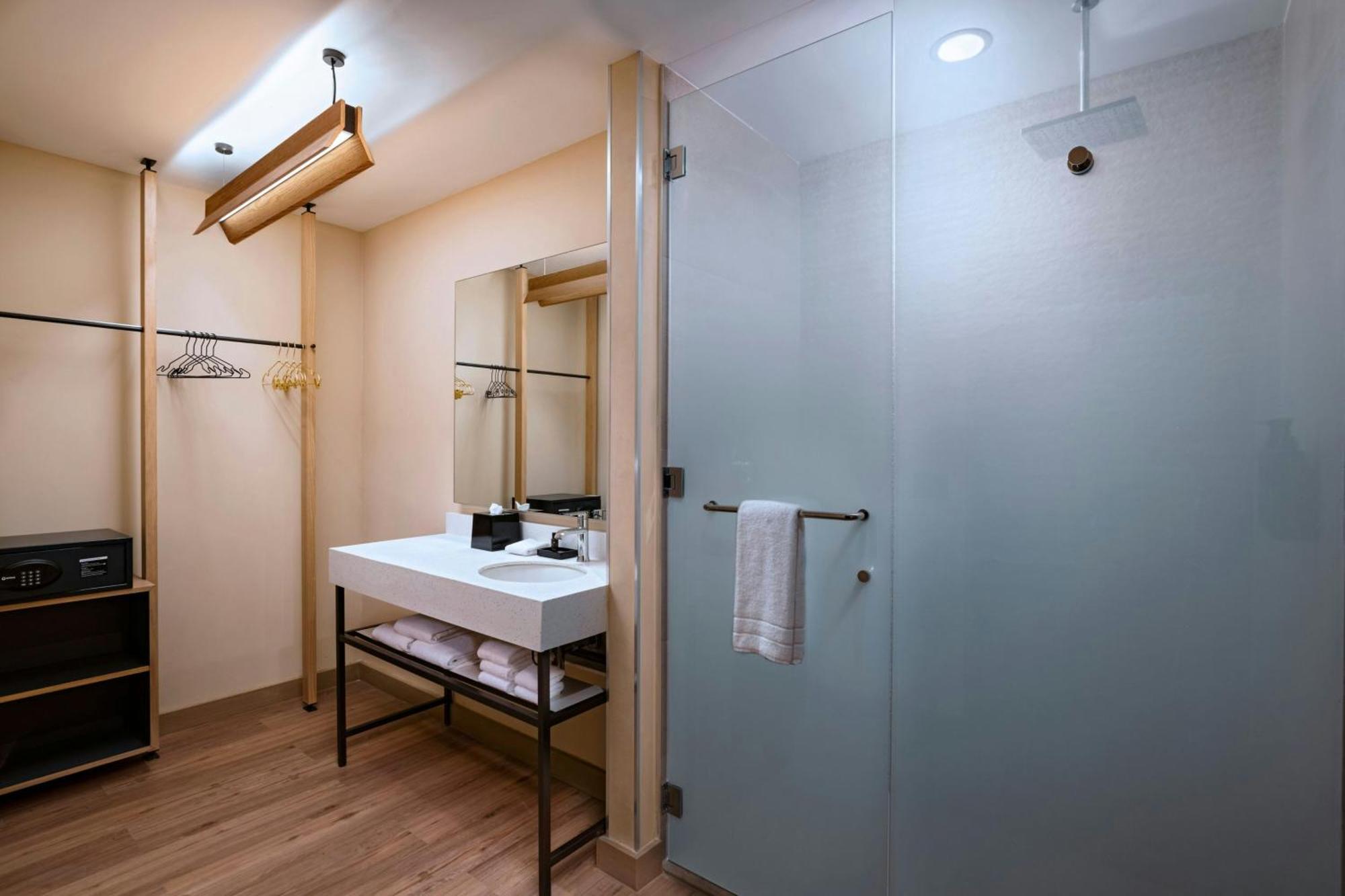 Savvy Suite, 2 Queen, Balcony