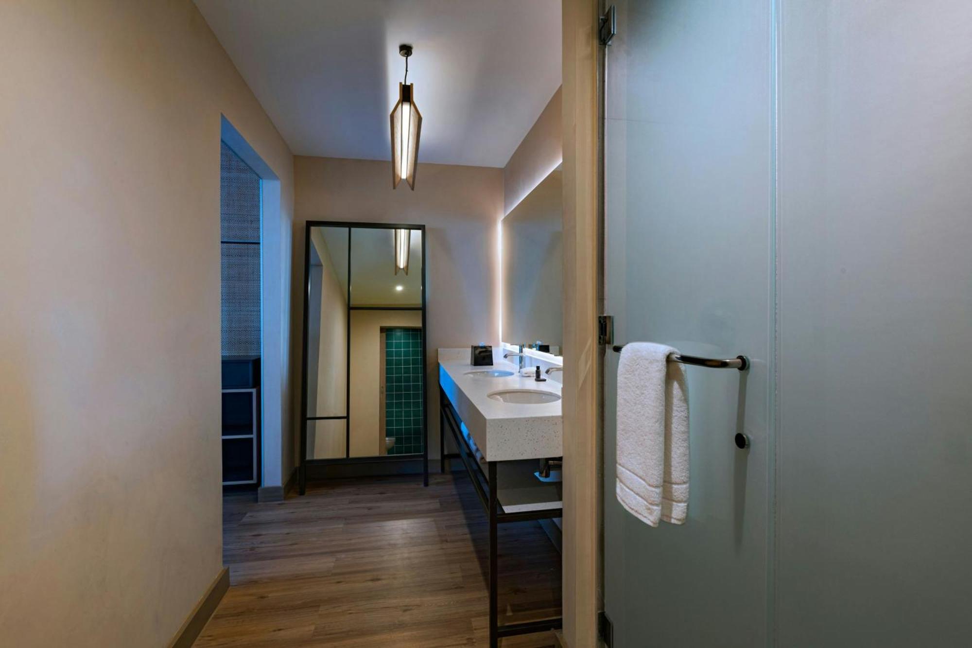 Splash Pool Level Suite, 1King