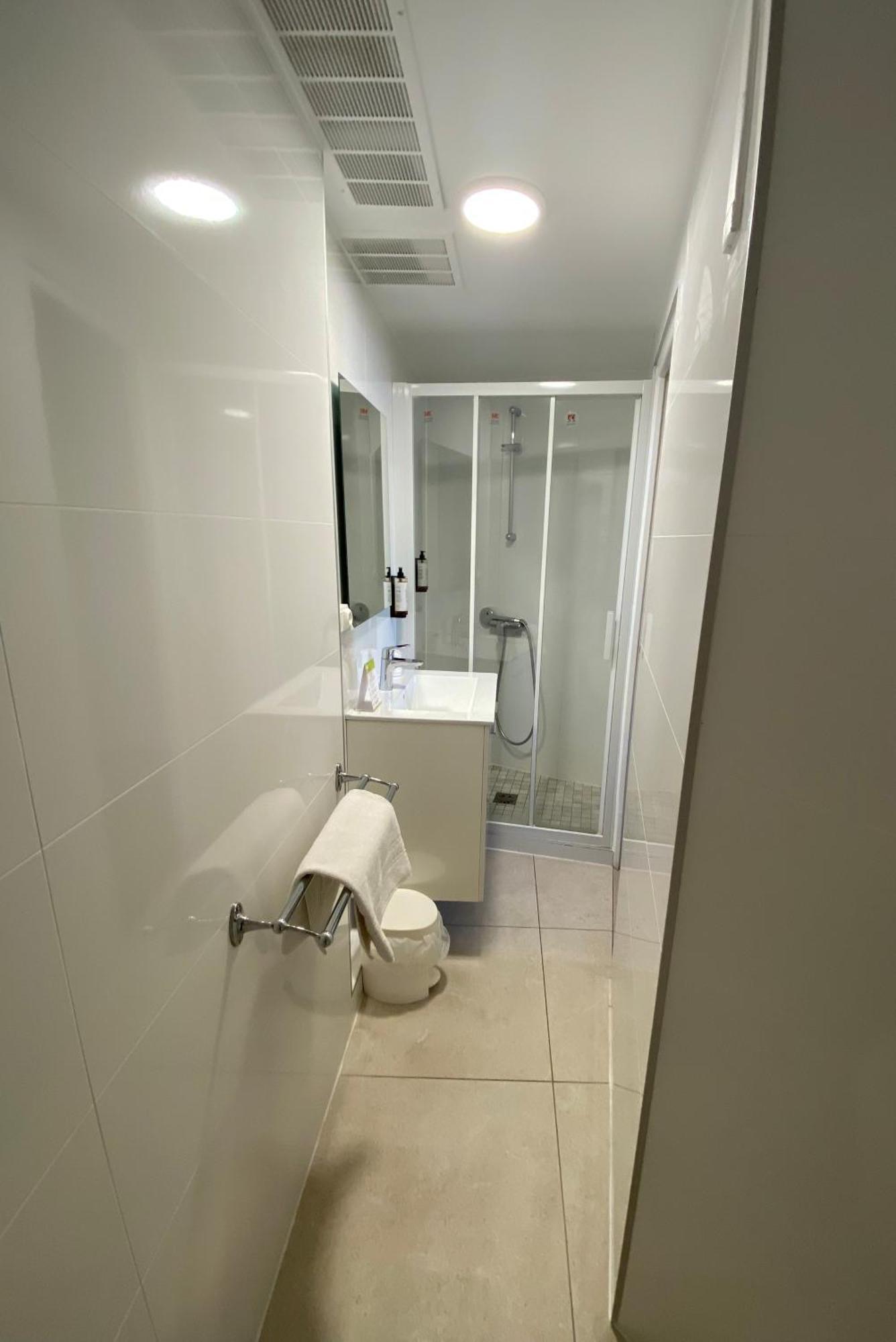 Standard Double Room Shower,1643770611:JPEG