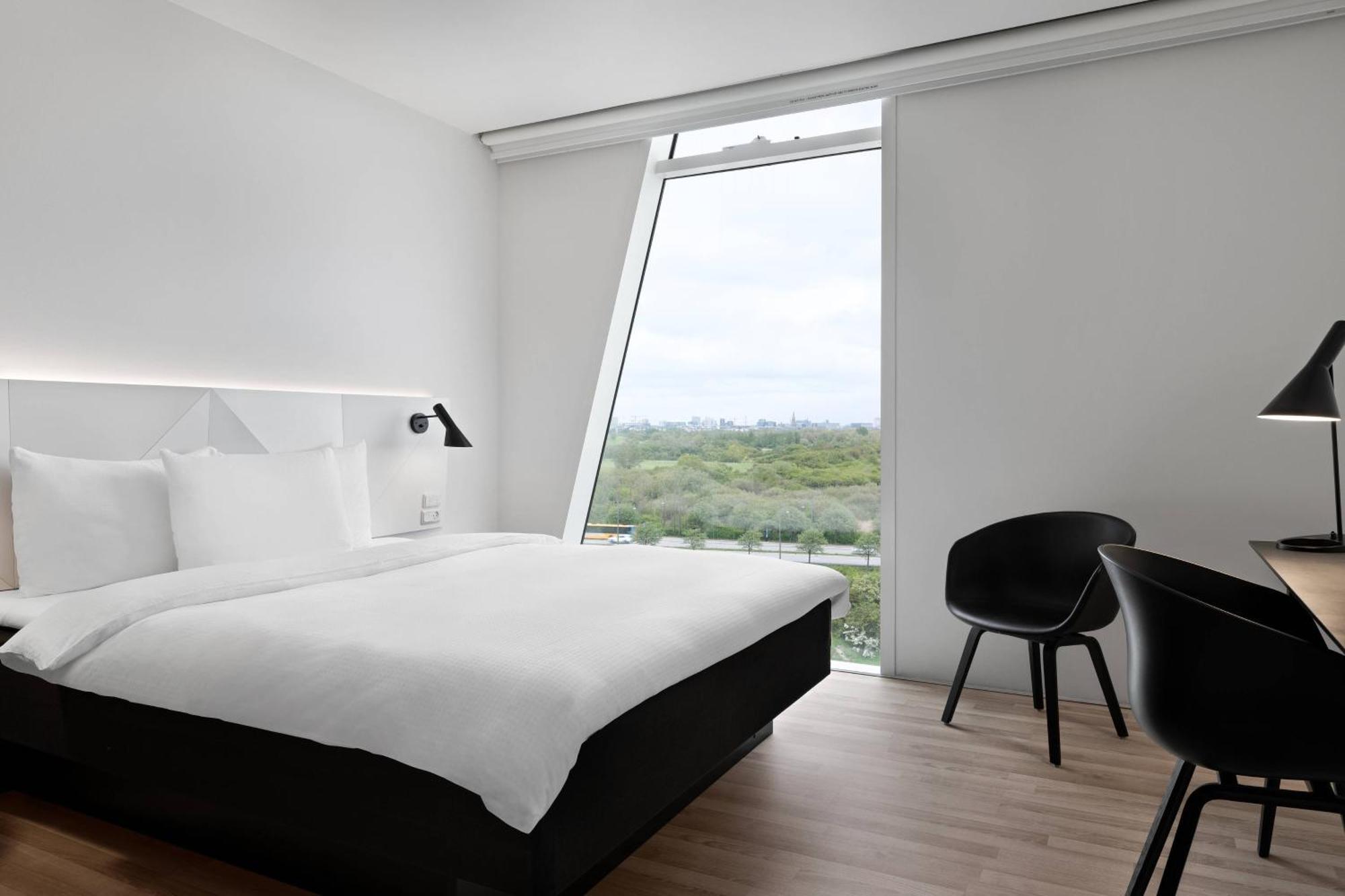 Large Standard City View Larger guest room 1 Queen