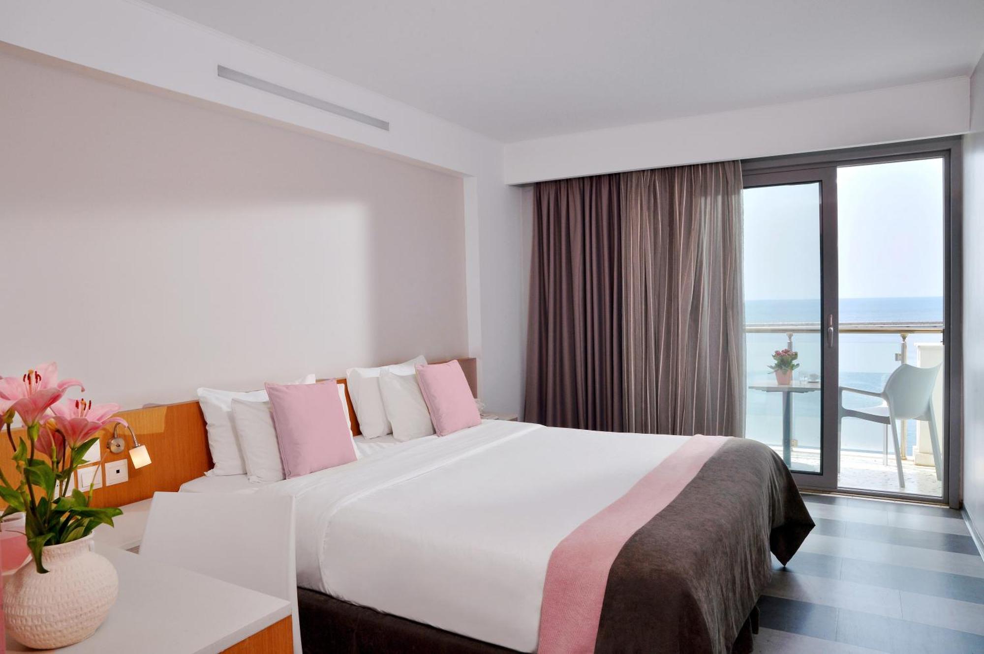 Double or Twin Room Sea View