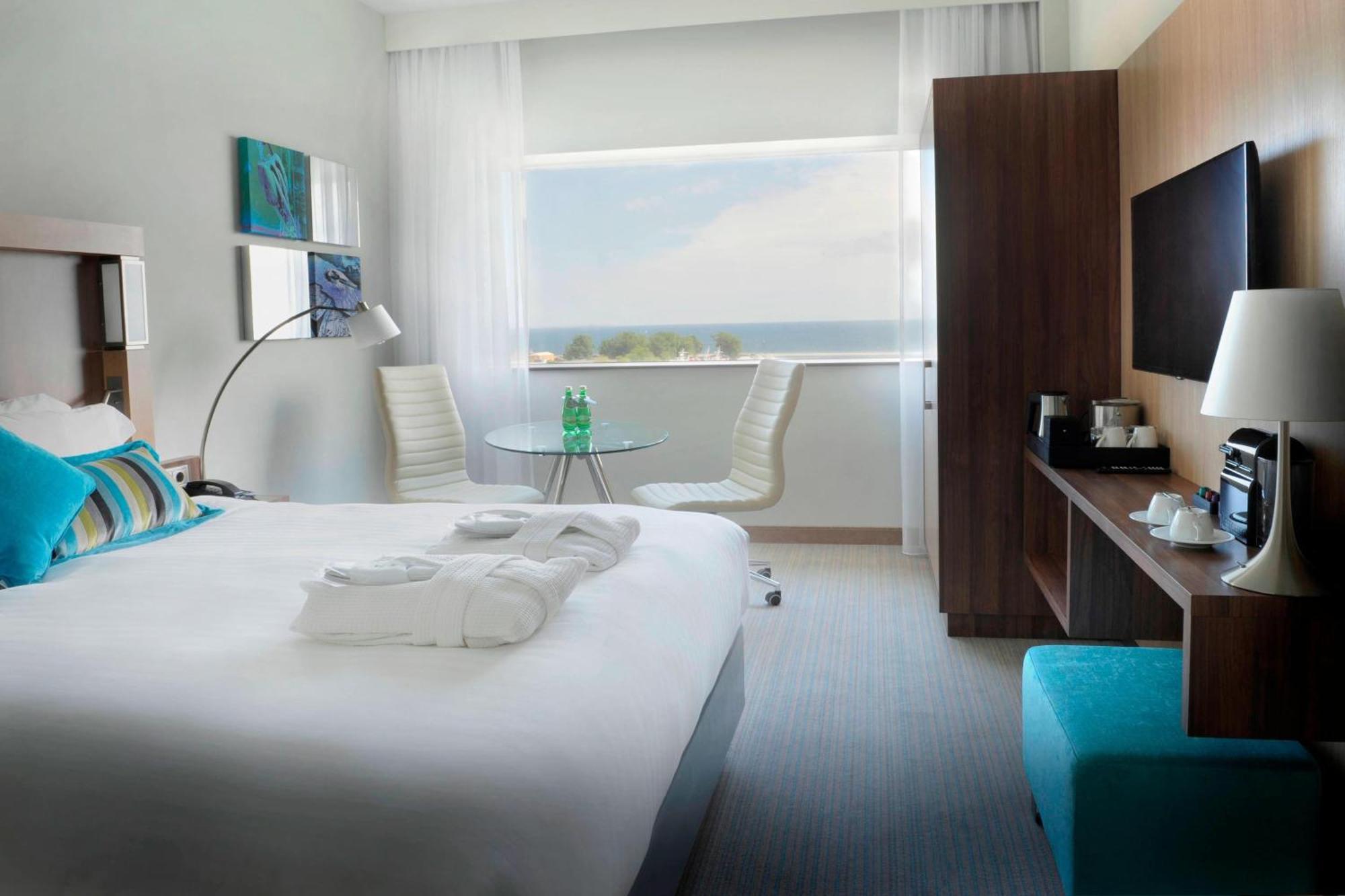 Deluxe Guest room 1 King Sea view Upper floor