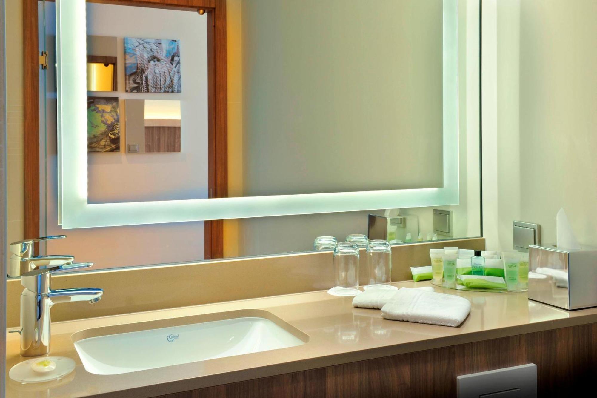 Guest room, 1 King, Partial sea view