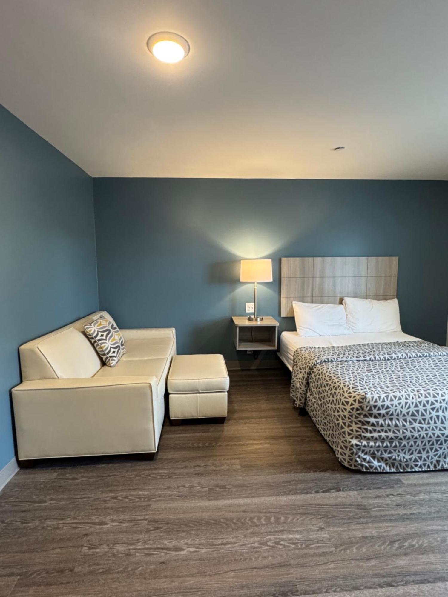 QUEEN SUITE SOFA ACCESSIBLE