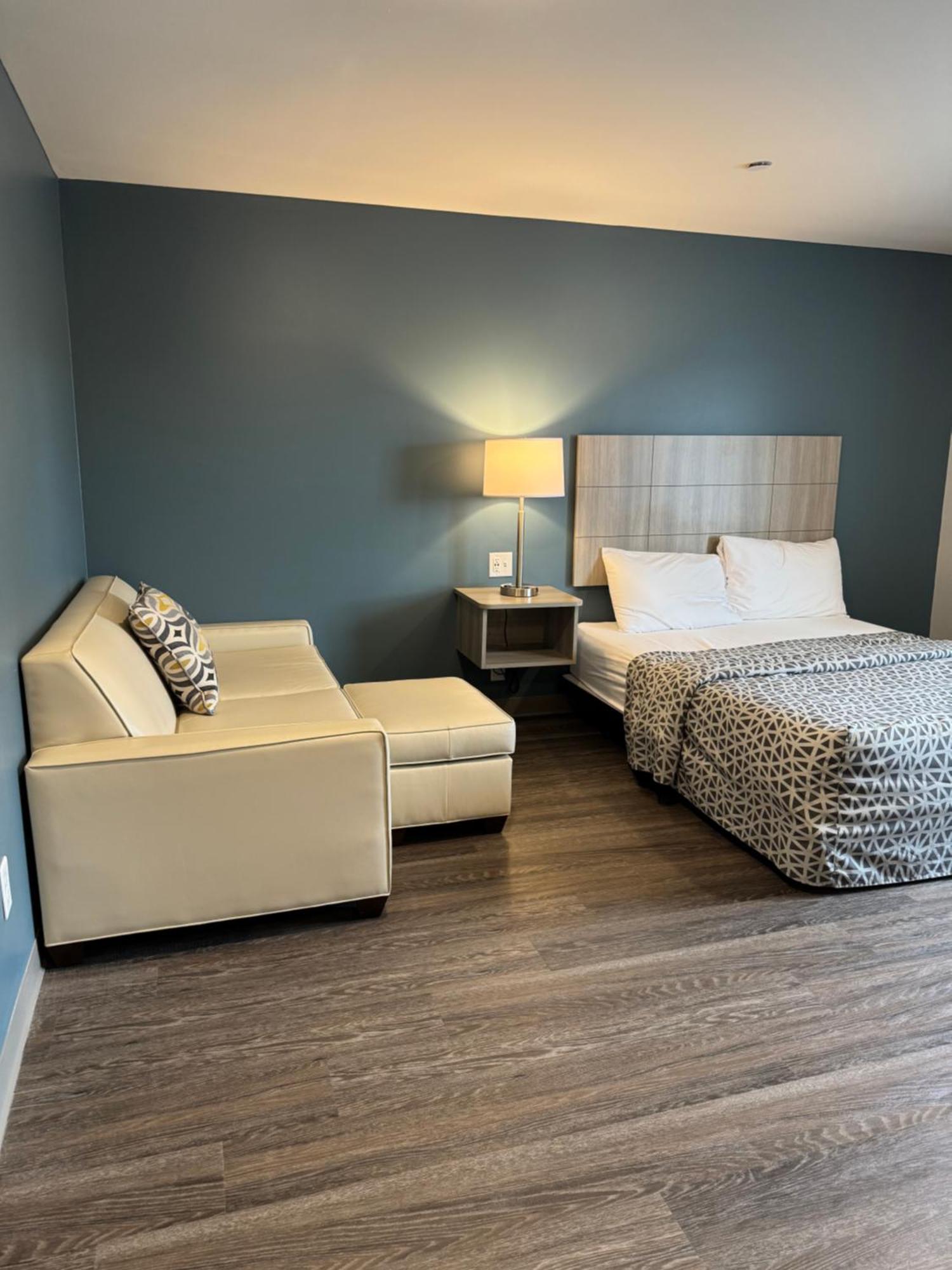 QUEEN SUITE SOFA ACCESSIBLE