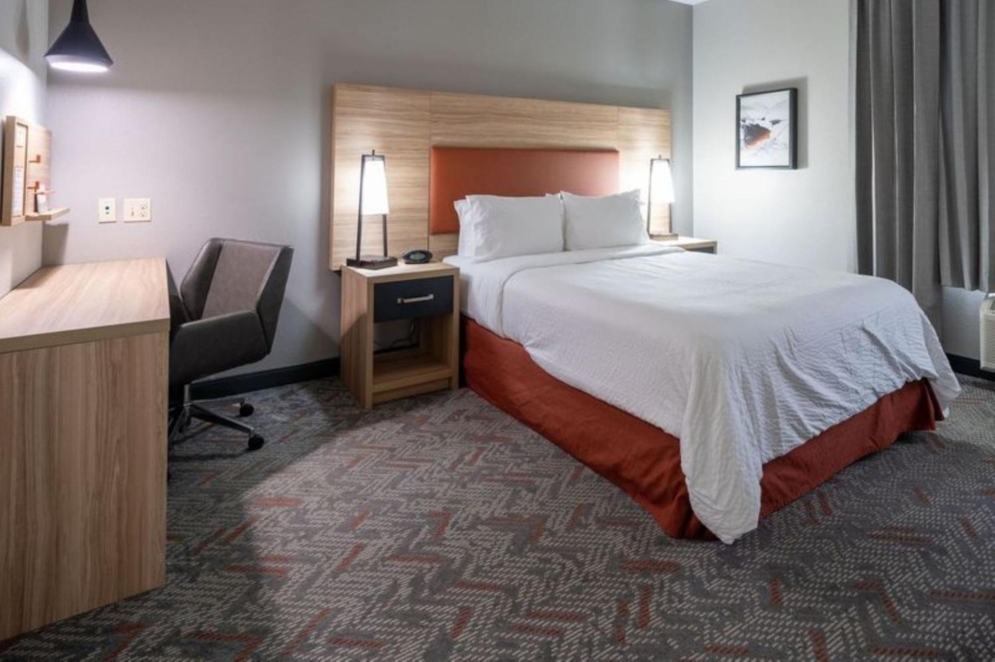 One-Bedroom Queen Suite
