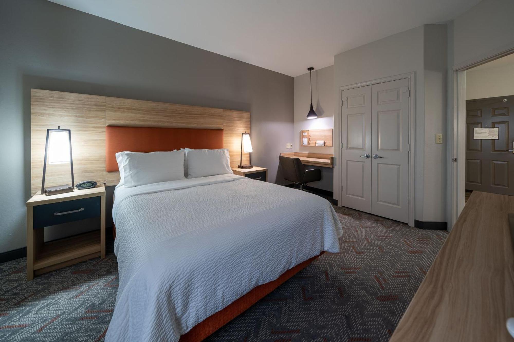 One-Bedroom Queen Suite