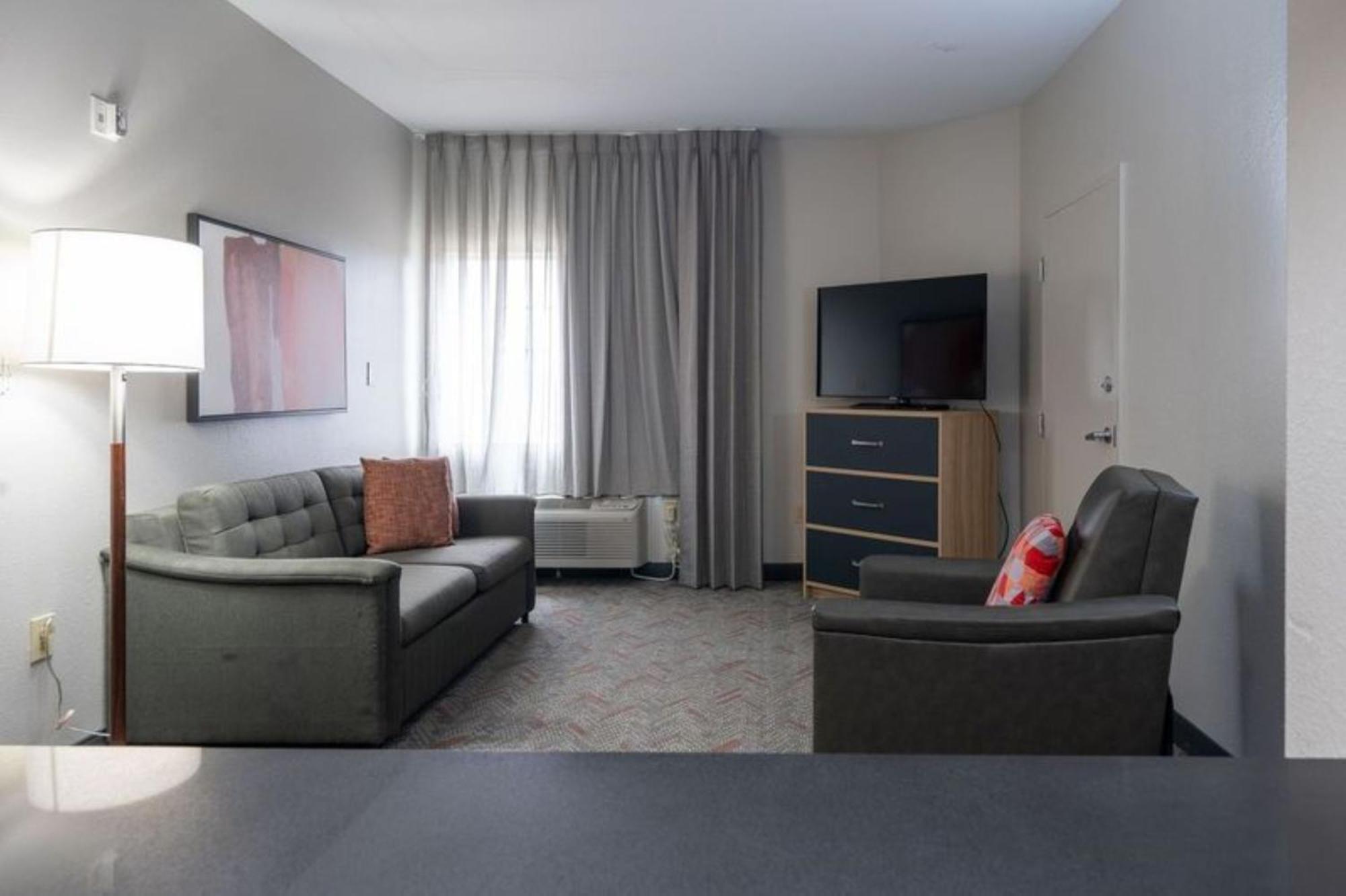 One-Bedroom Queen Suite