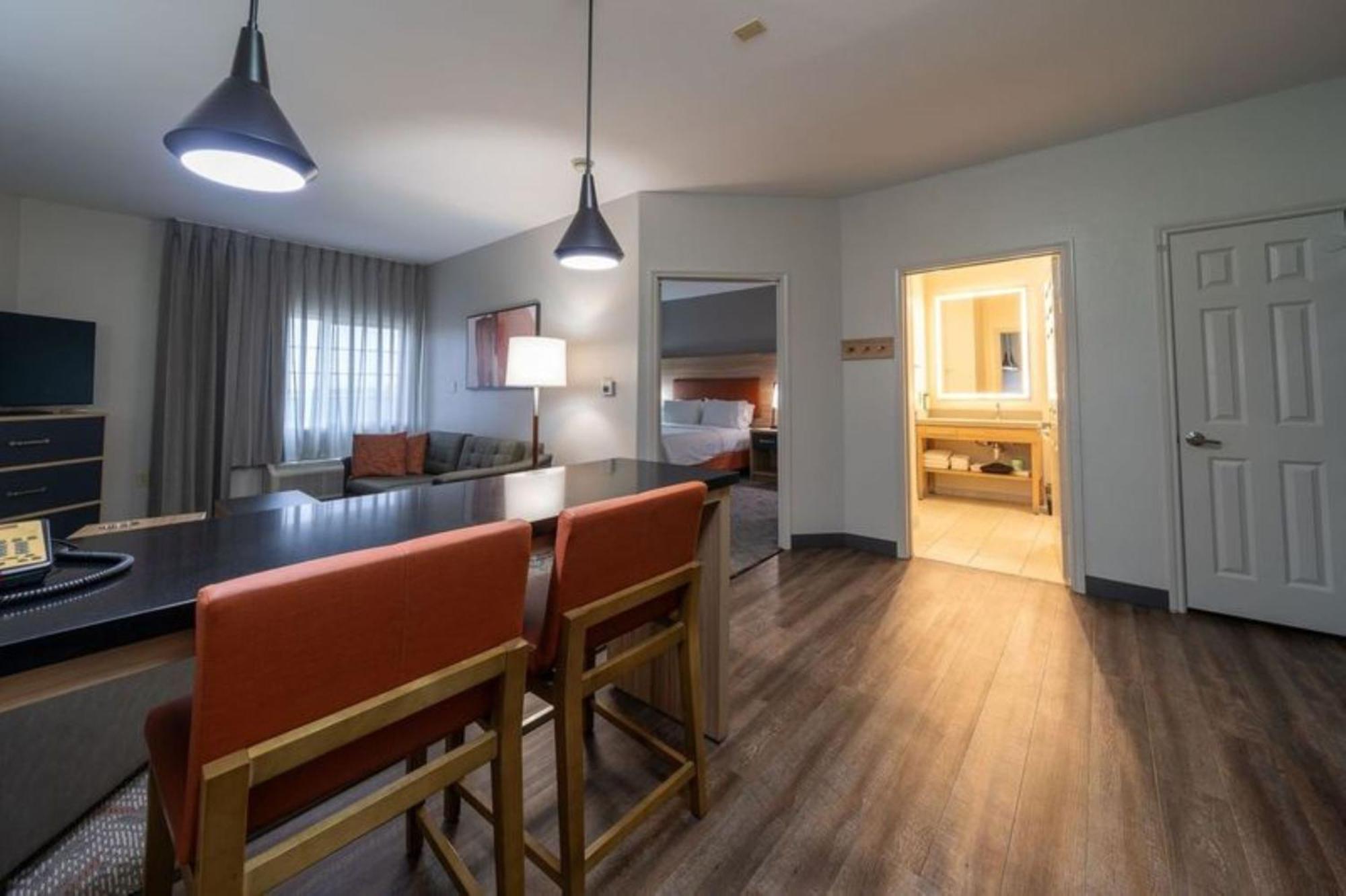One-Bedroom Queen Suite