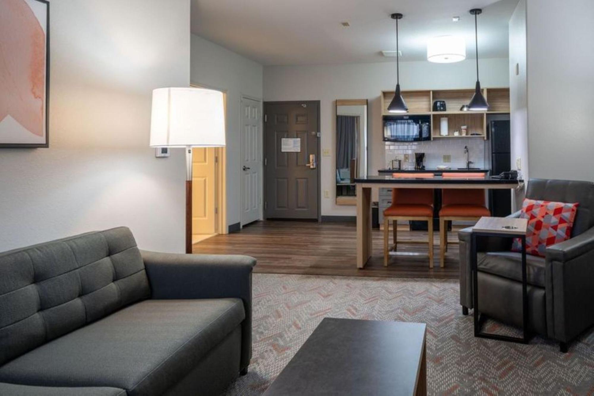 One-Bedroom Queen Suite
