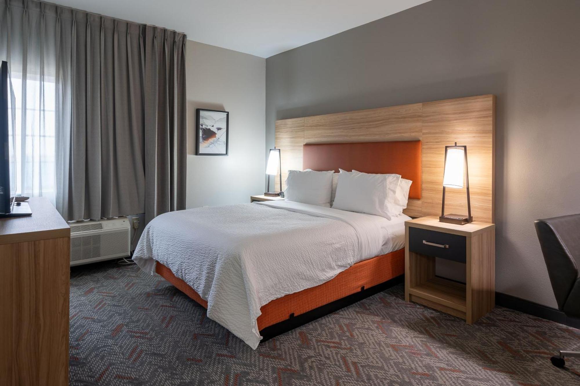 One-Bedroom Queen Suite