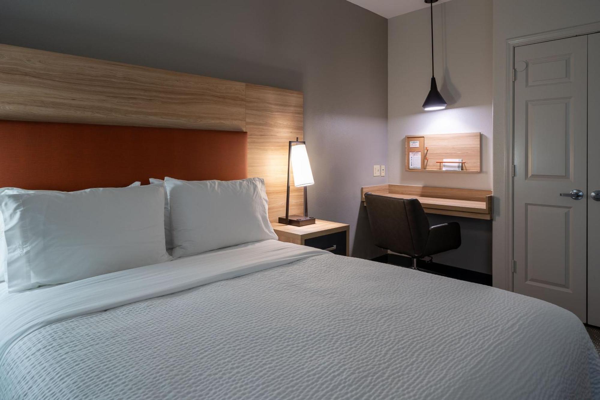 One-Bedroom Queen Suite