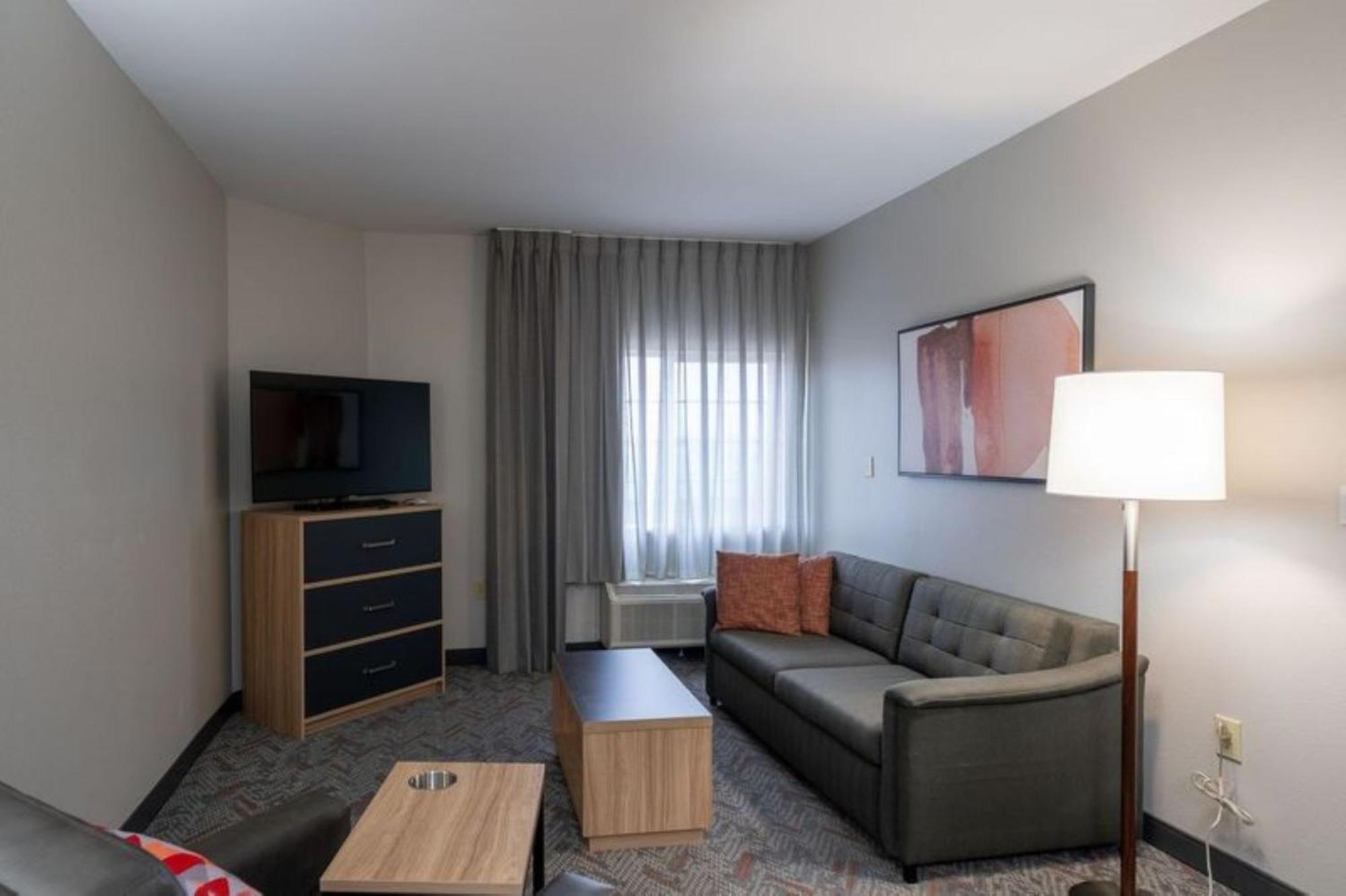 One-Bedroom Queen Suite