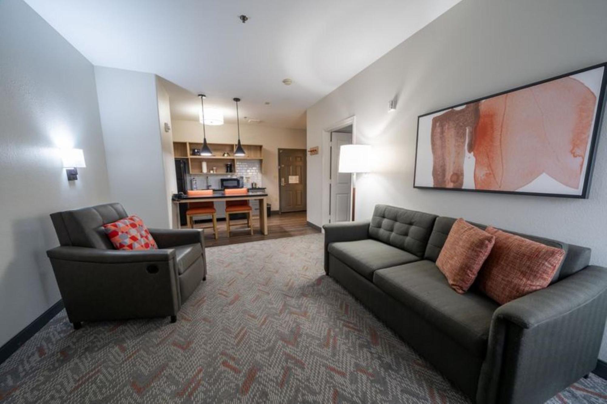 One-Bedroom Queen Suite