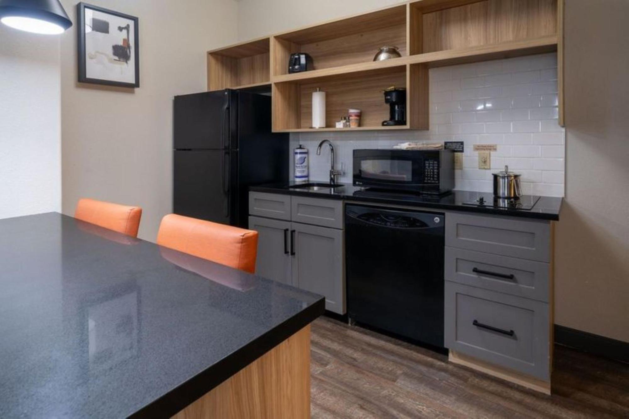 One-Bedroom Queen Suite