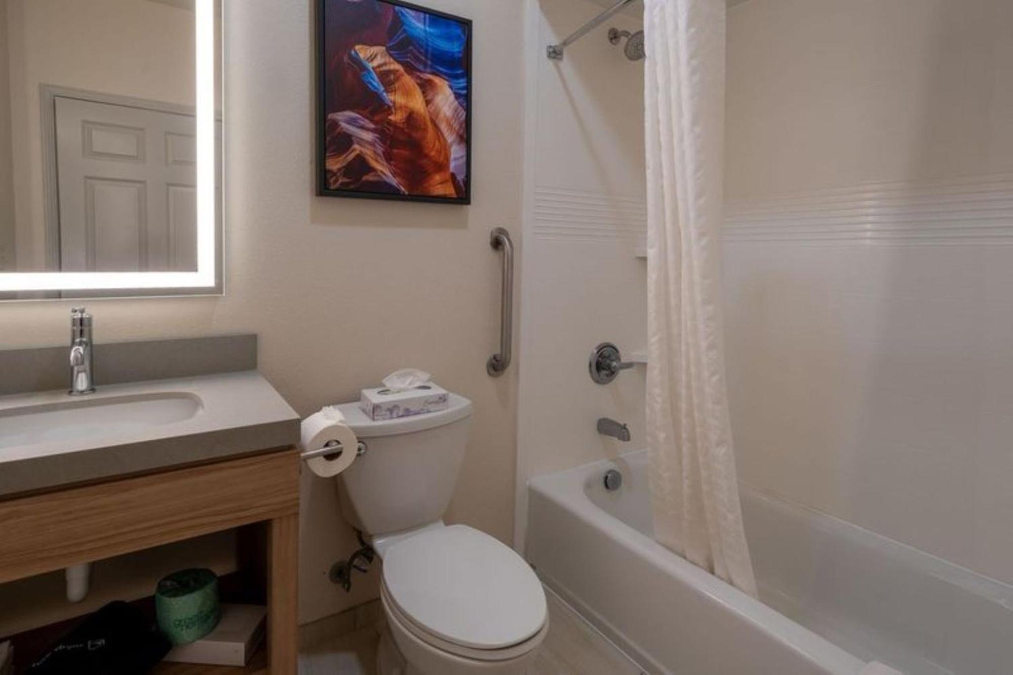 One-Bedroom Queen Suite