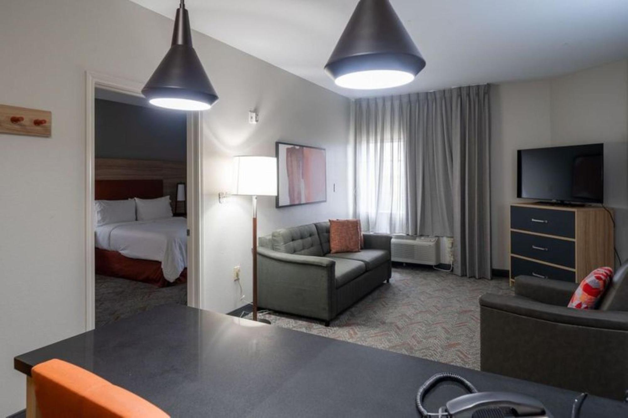 One-Bedroom Queen Suite