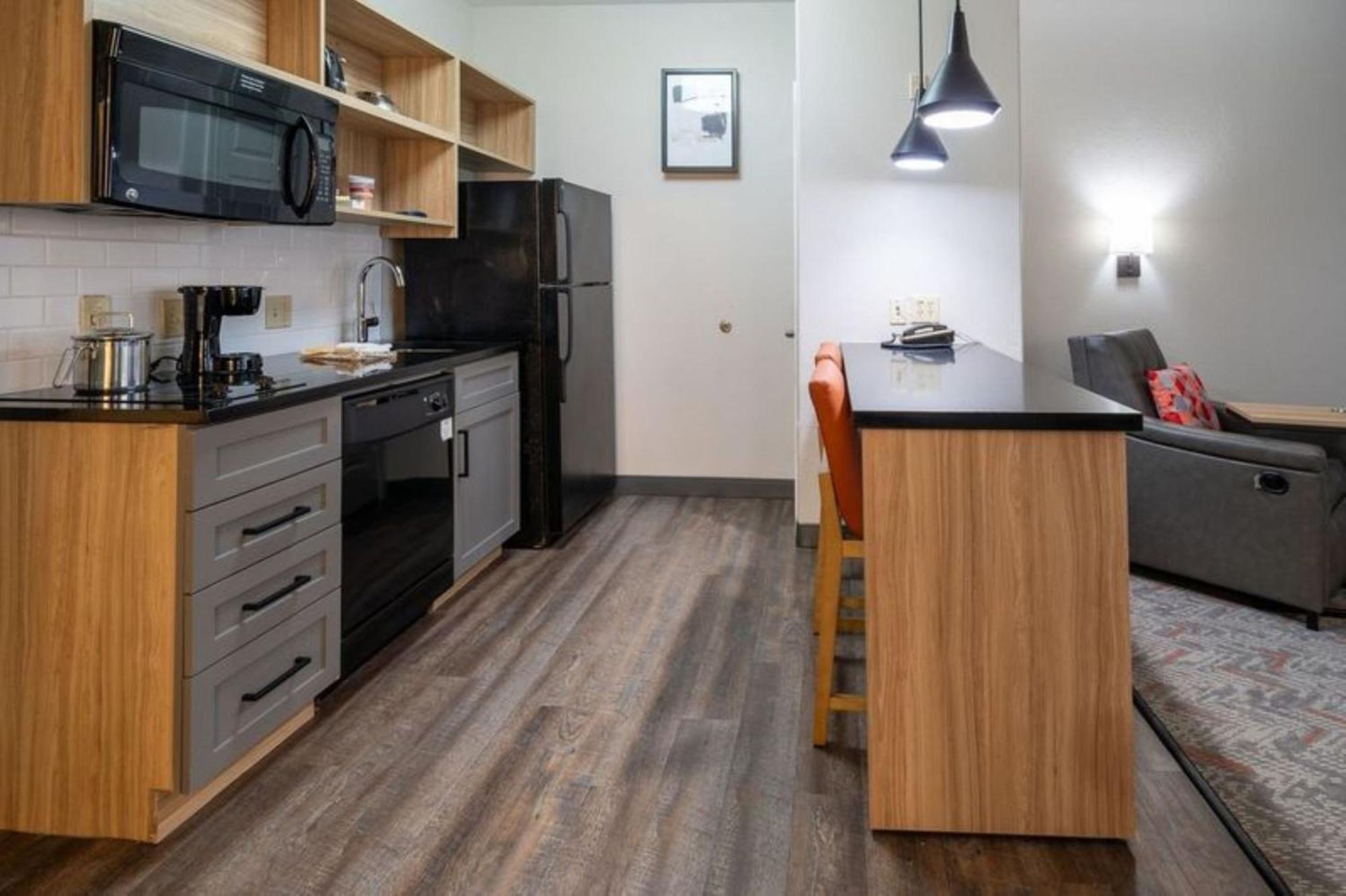 One-Bedroom Queen Suite
