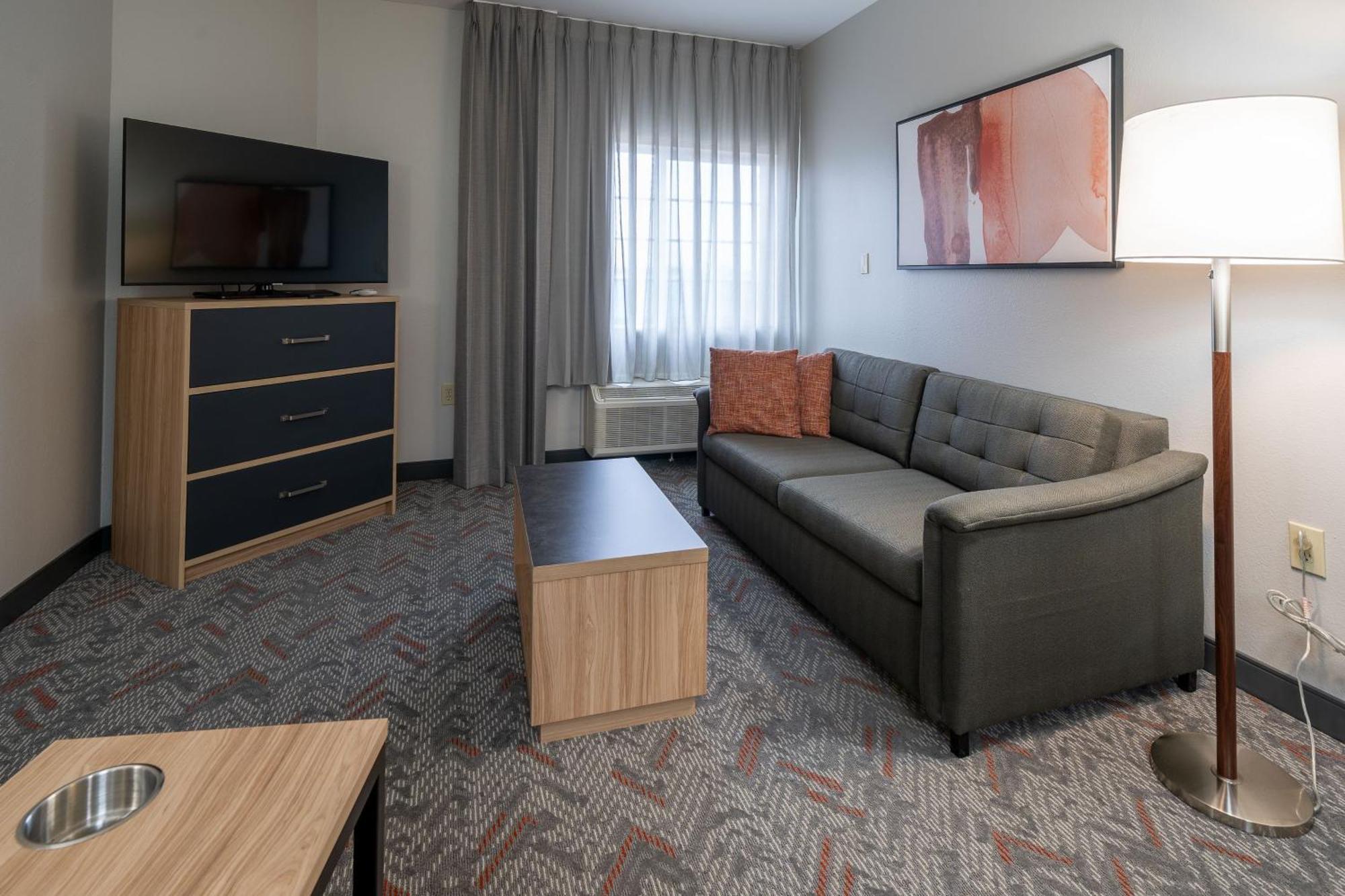 One-Bedroom Queen Suite