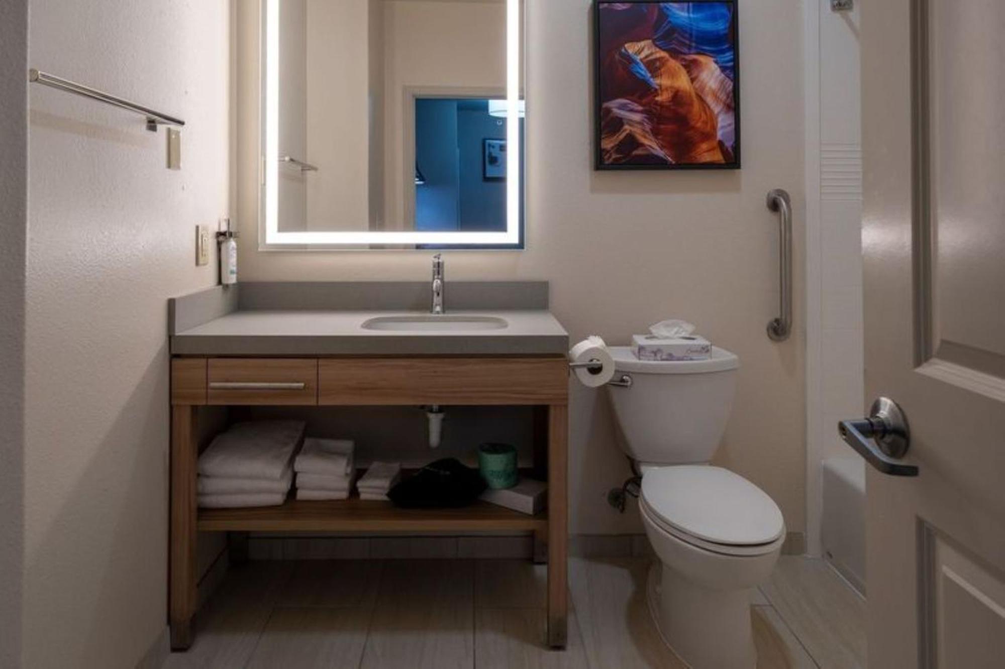 One-Bedroom Queen Suite