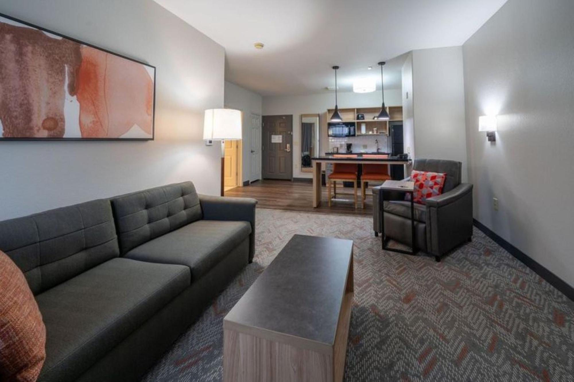 One-Bedroom Queen Suite