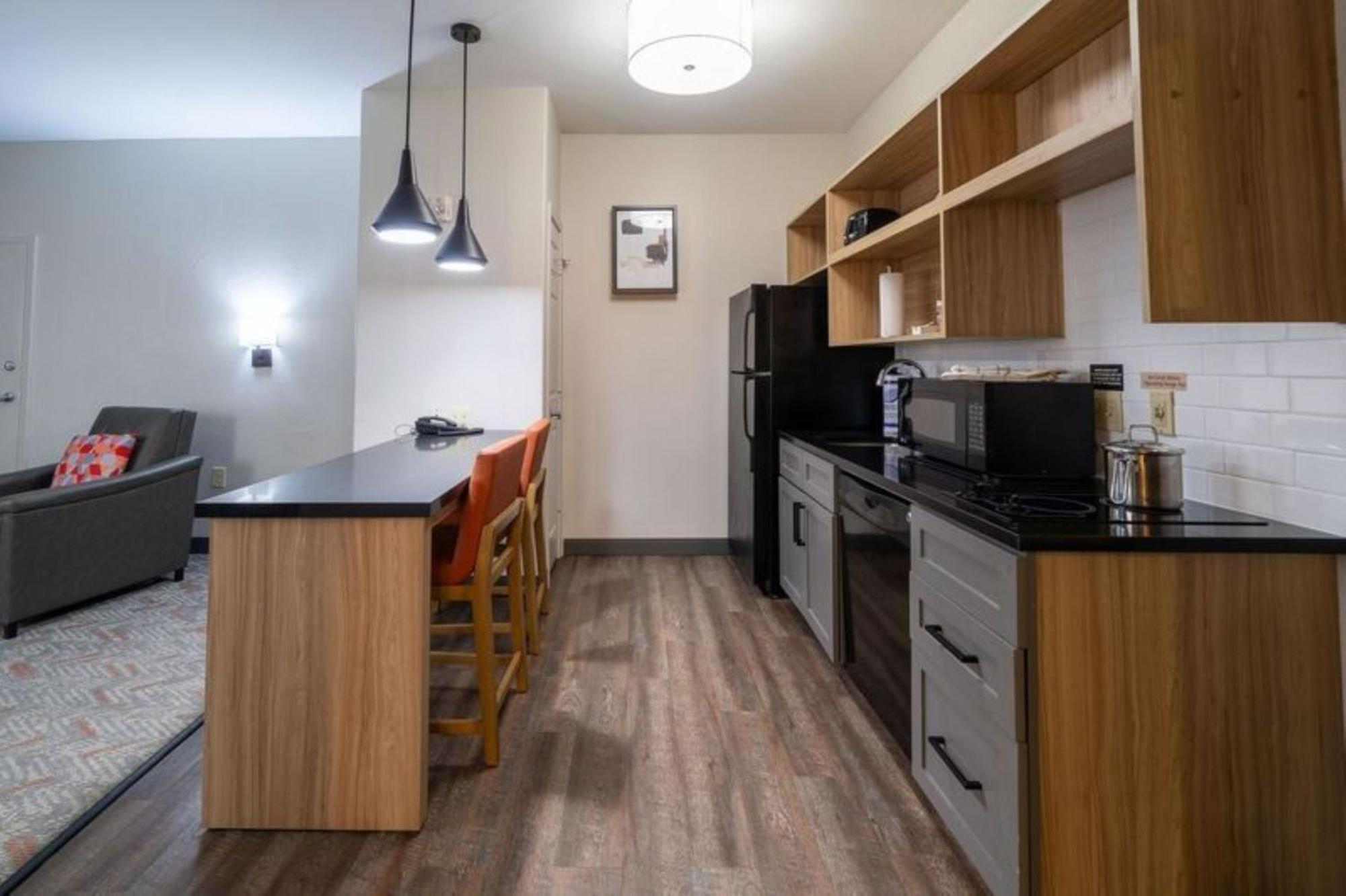 One-Bedroom Queen Suite