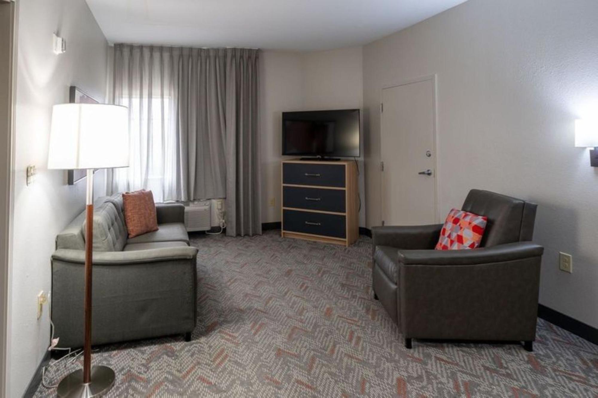 One-Bedroom Queen Suite