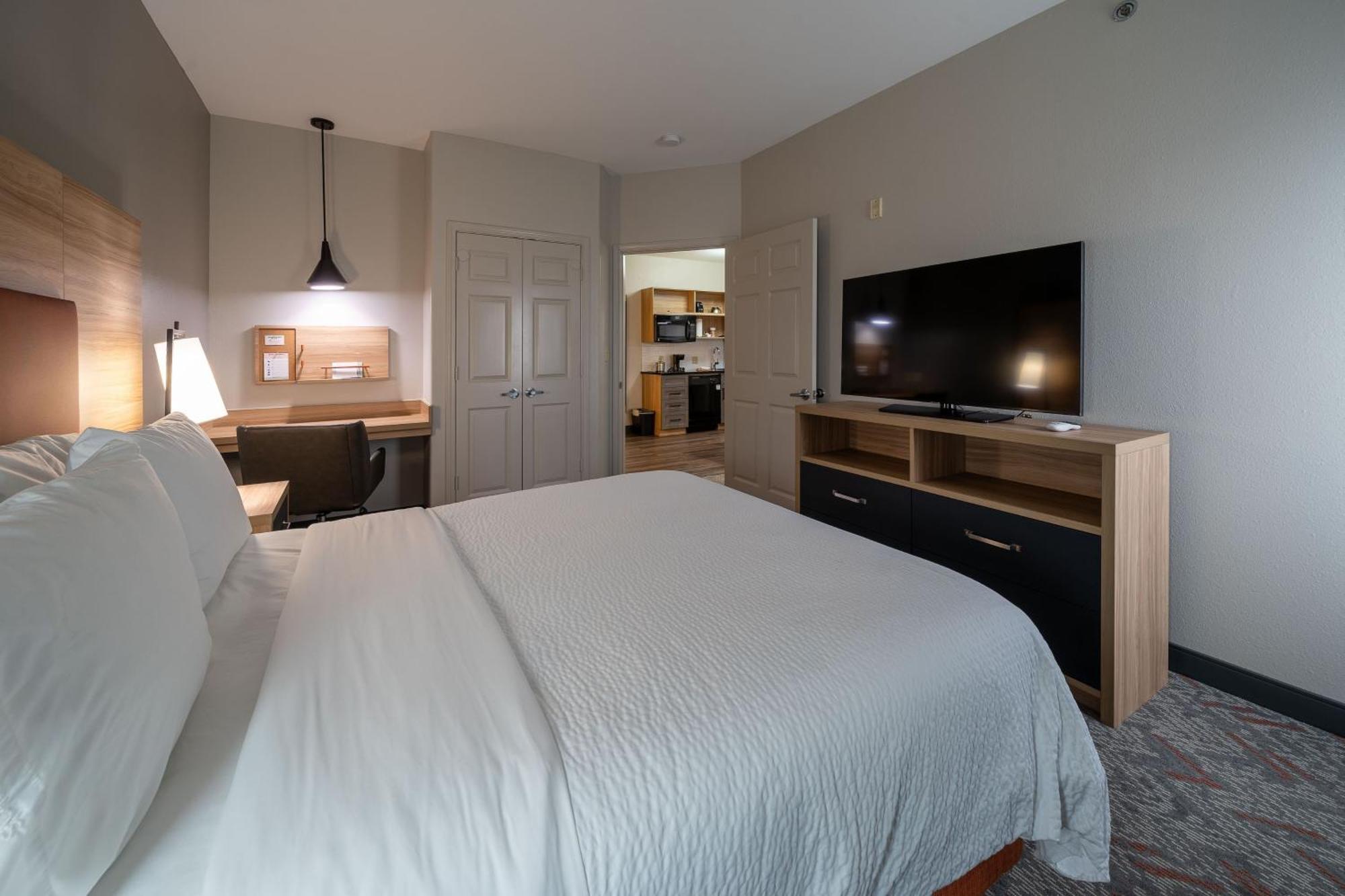 One-Bedroom Queen Suite