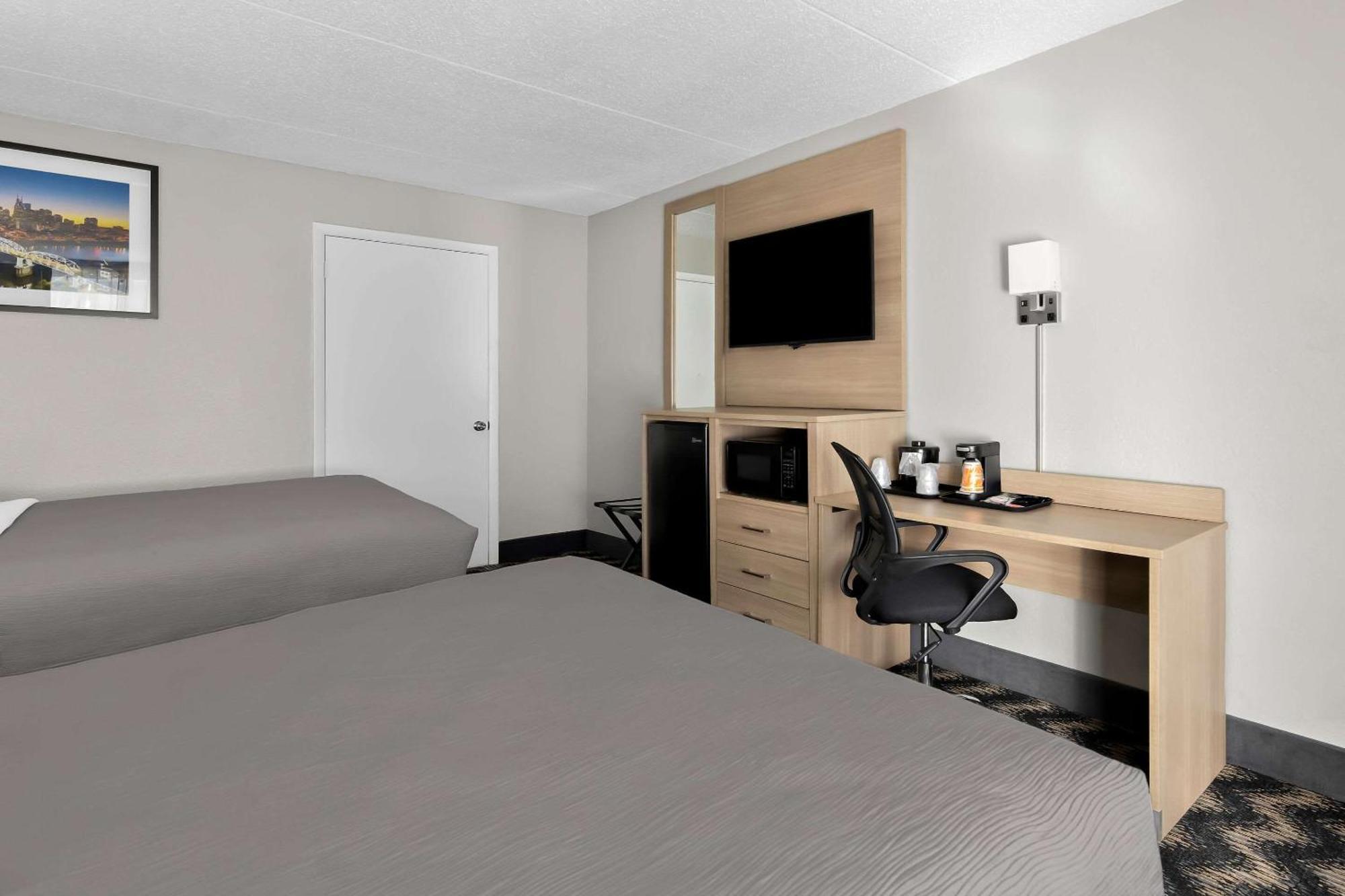 Quadruple Room Two Queen Beds Tub Disability Access or Non Smoking,1645224998:JPEG