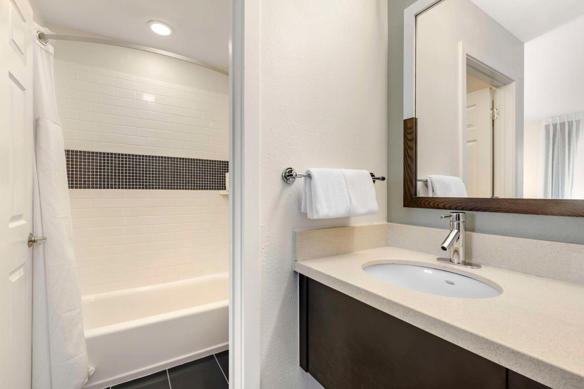 Two-Bedroom Suite King Two Double Beds