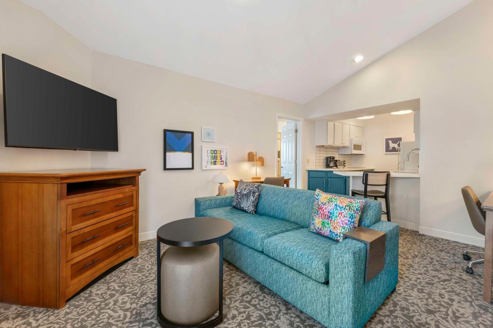 Two-Bedroom Suite King Two Double Beds