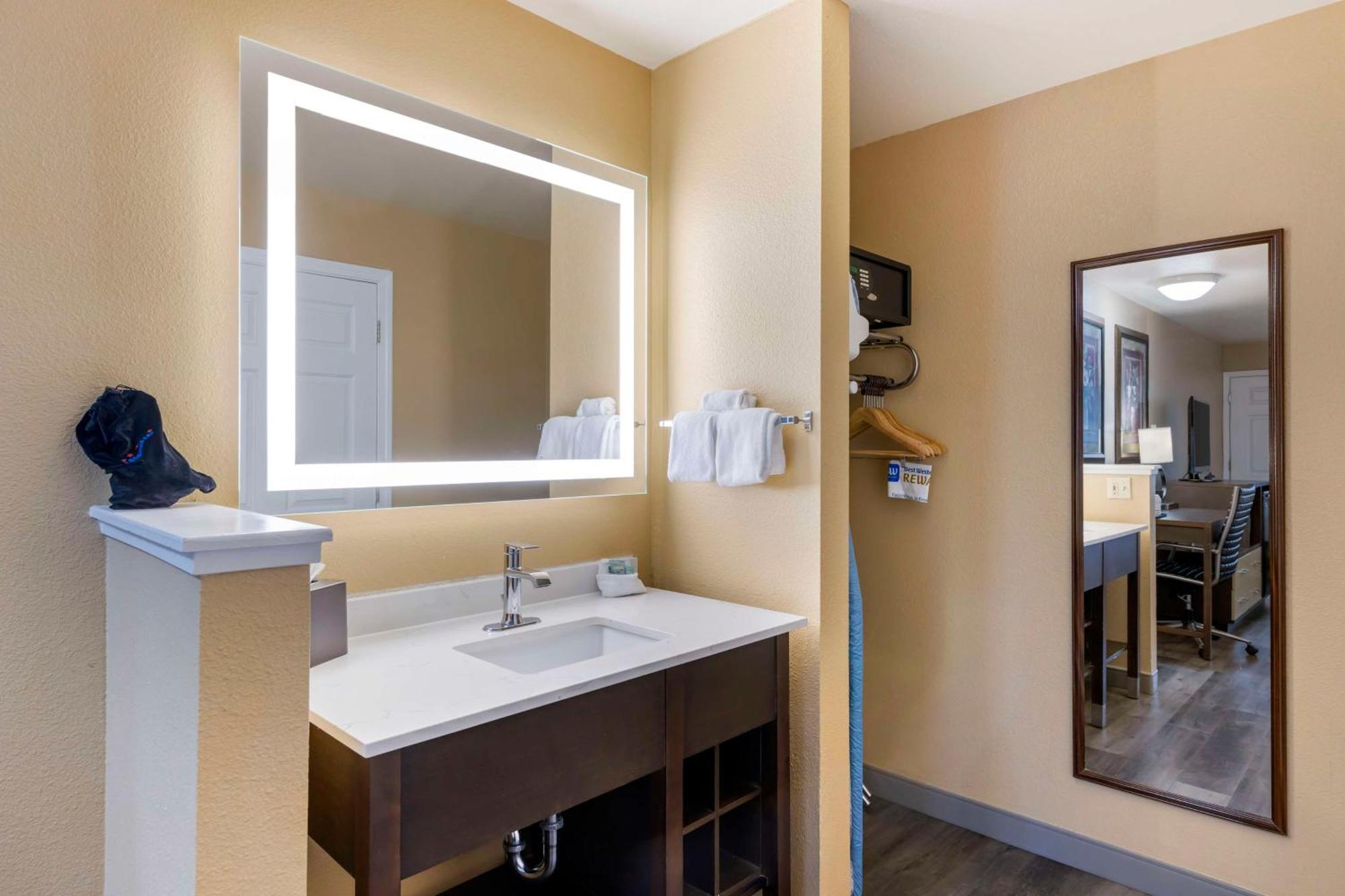 Queen Room Two Queen Beds Pet Friendly or Non-Smoking