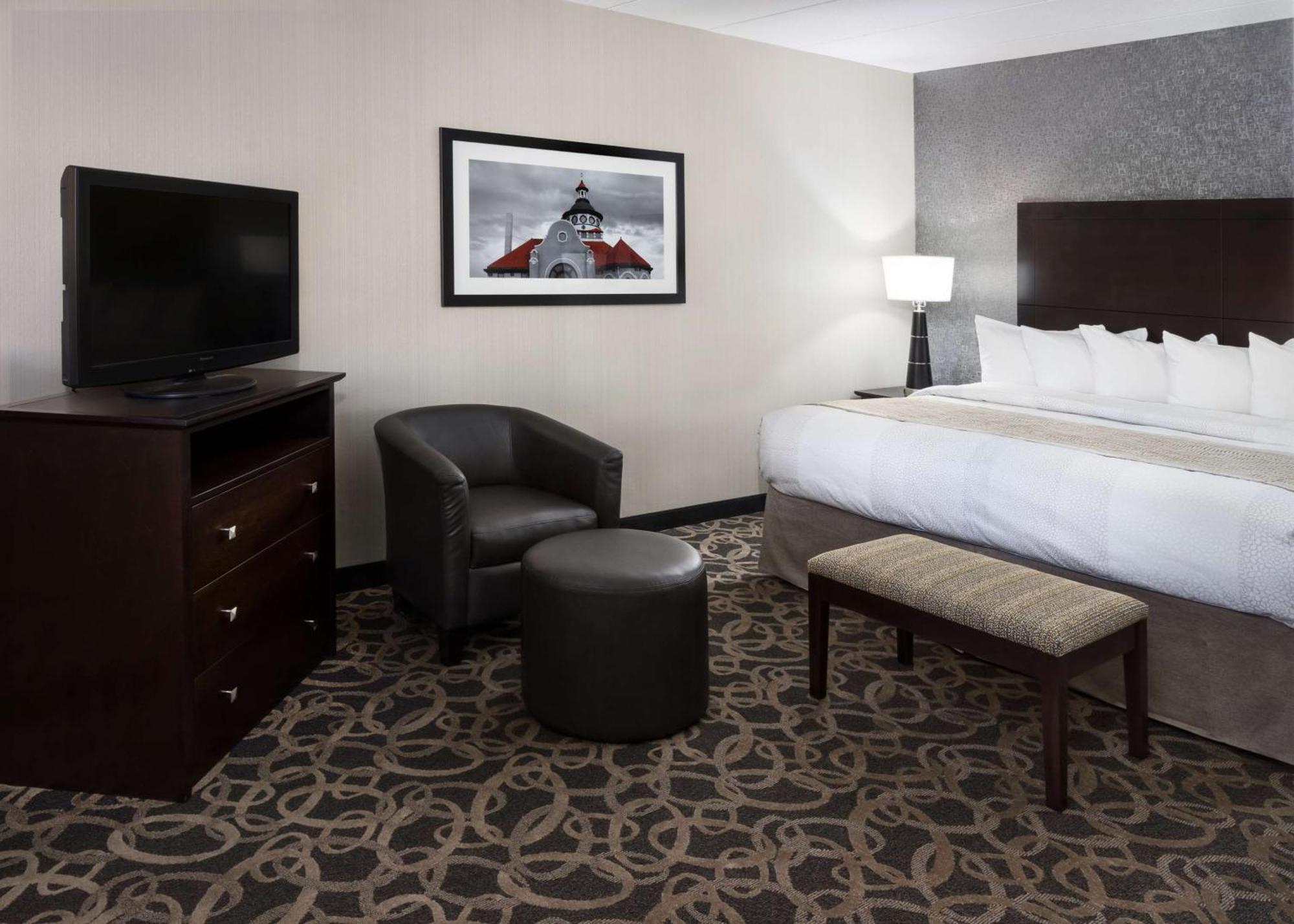 King Suite Bi-Level or Non-Smoking