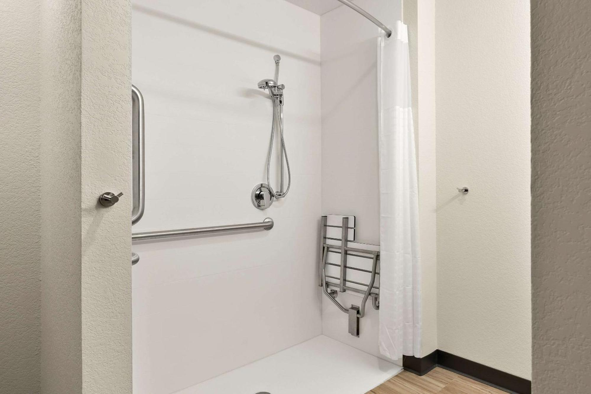King Suite Roll Shower or Disability Acces Non Smoking