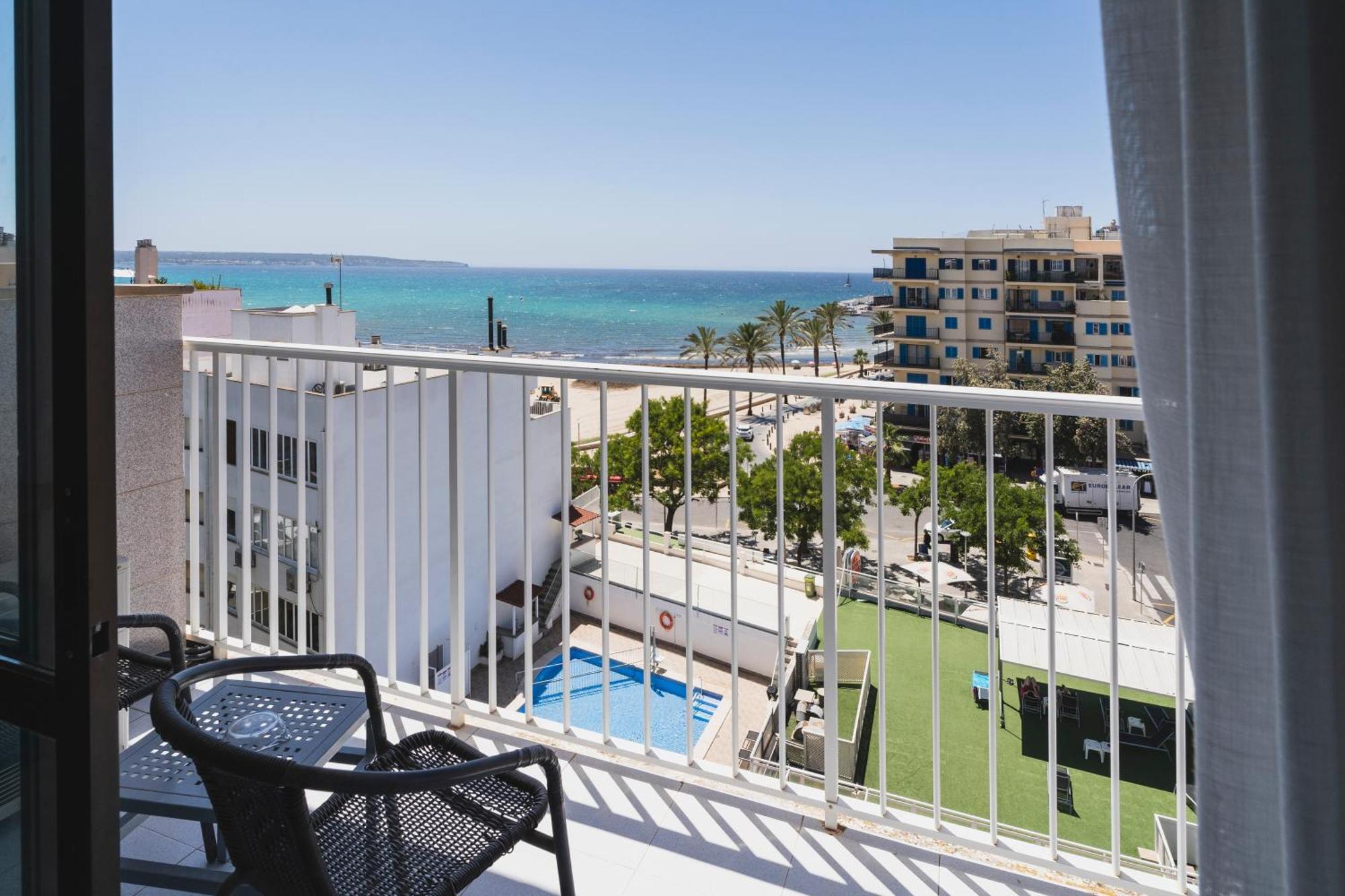 Habitación con cama grande y vistas al mar